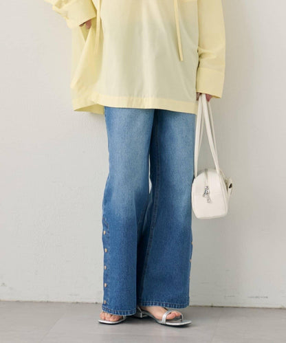 按鈕開叉喇叭牛仔褲