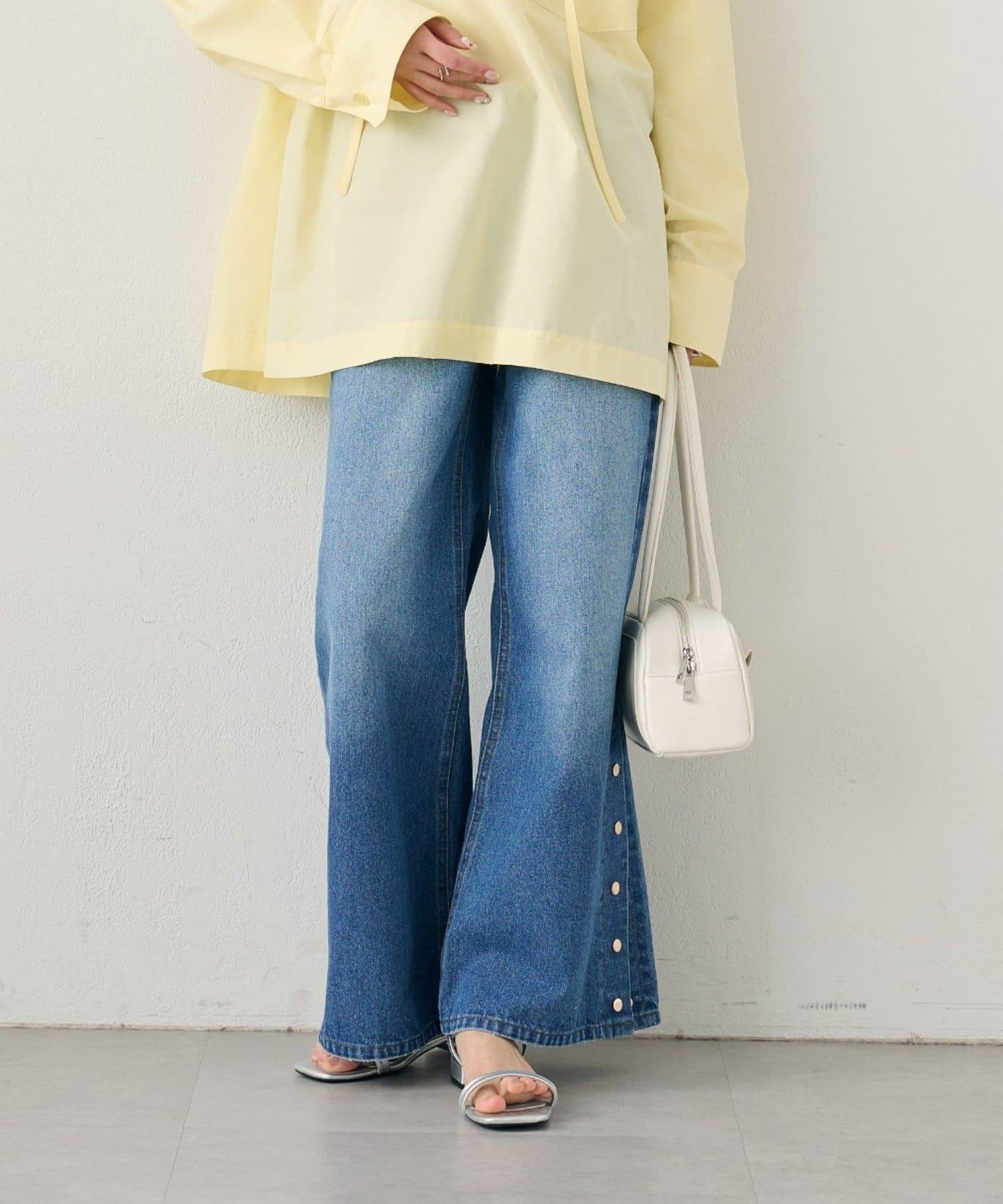 按鈕開叉喇叭牛仔褲