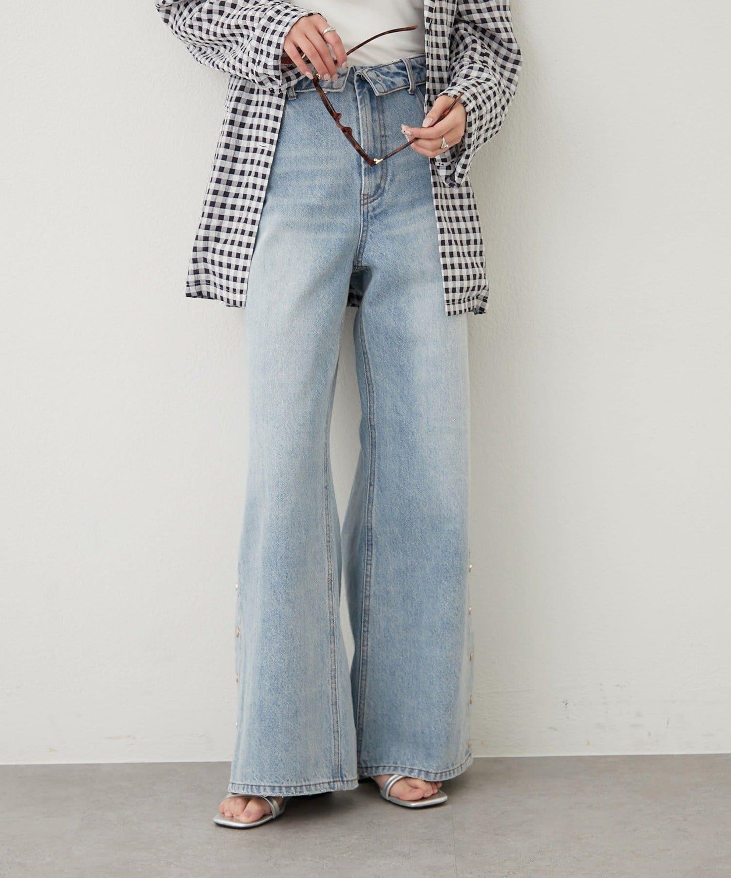 按鈕開叉喇叭牛仔褲