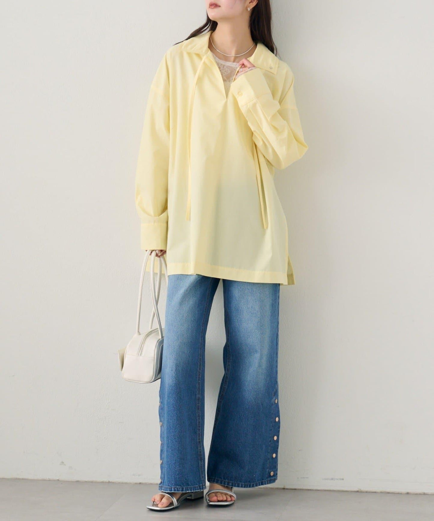 按鈕開叉喇叭牛仔褲