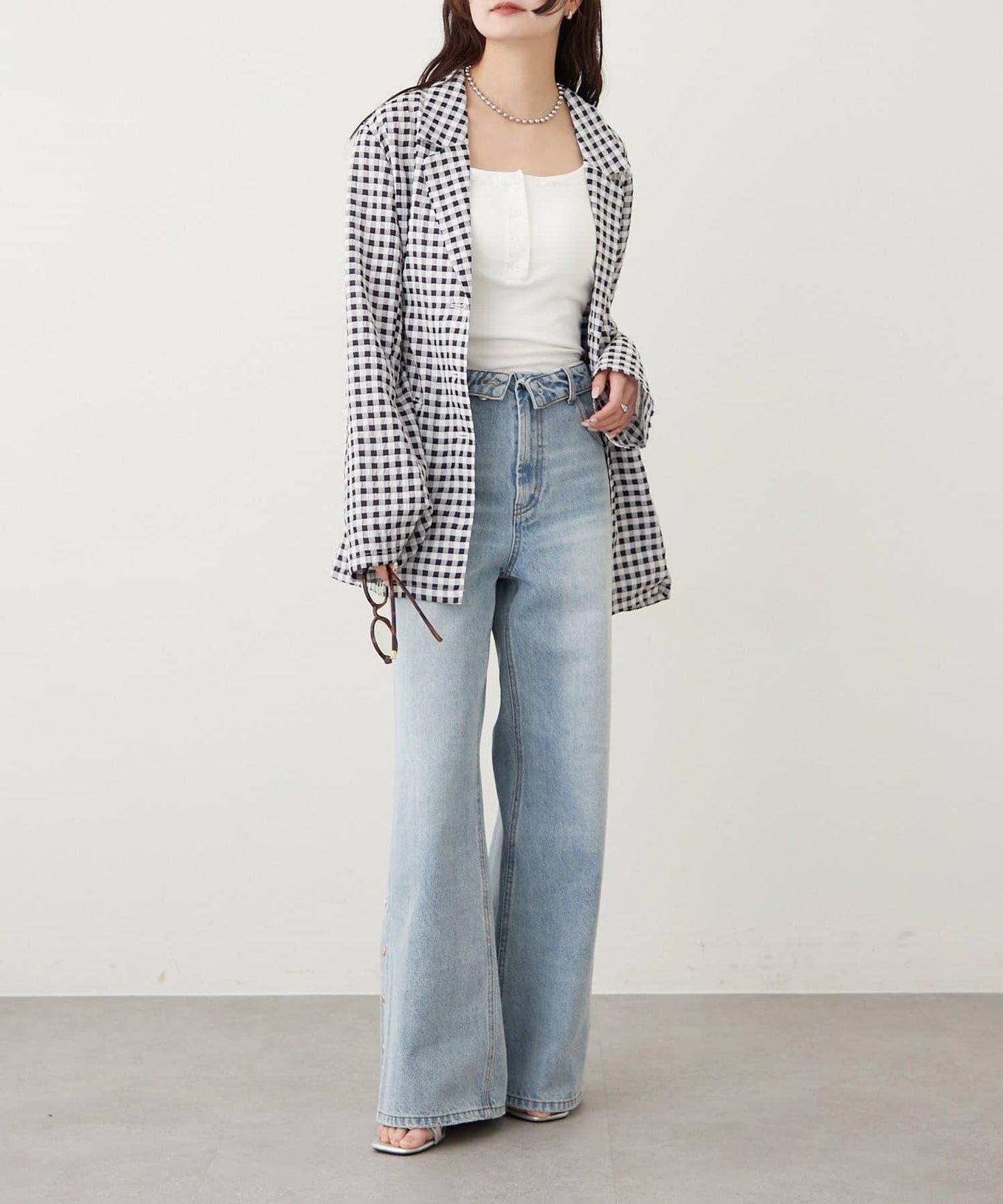 按鈕開叉喇叭牛仔褲