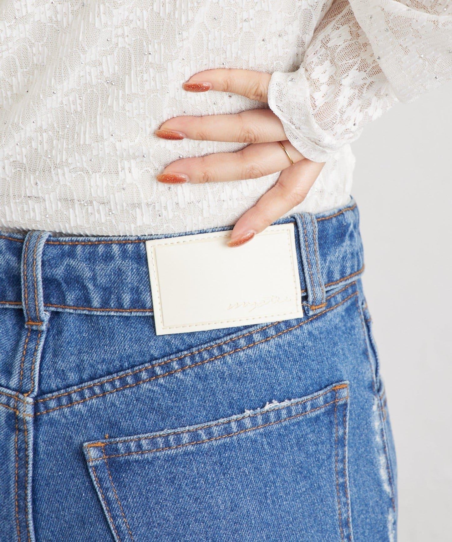 按鈕開叉喇叭牛仔褲