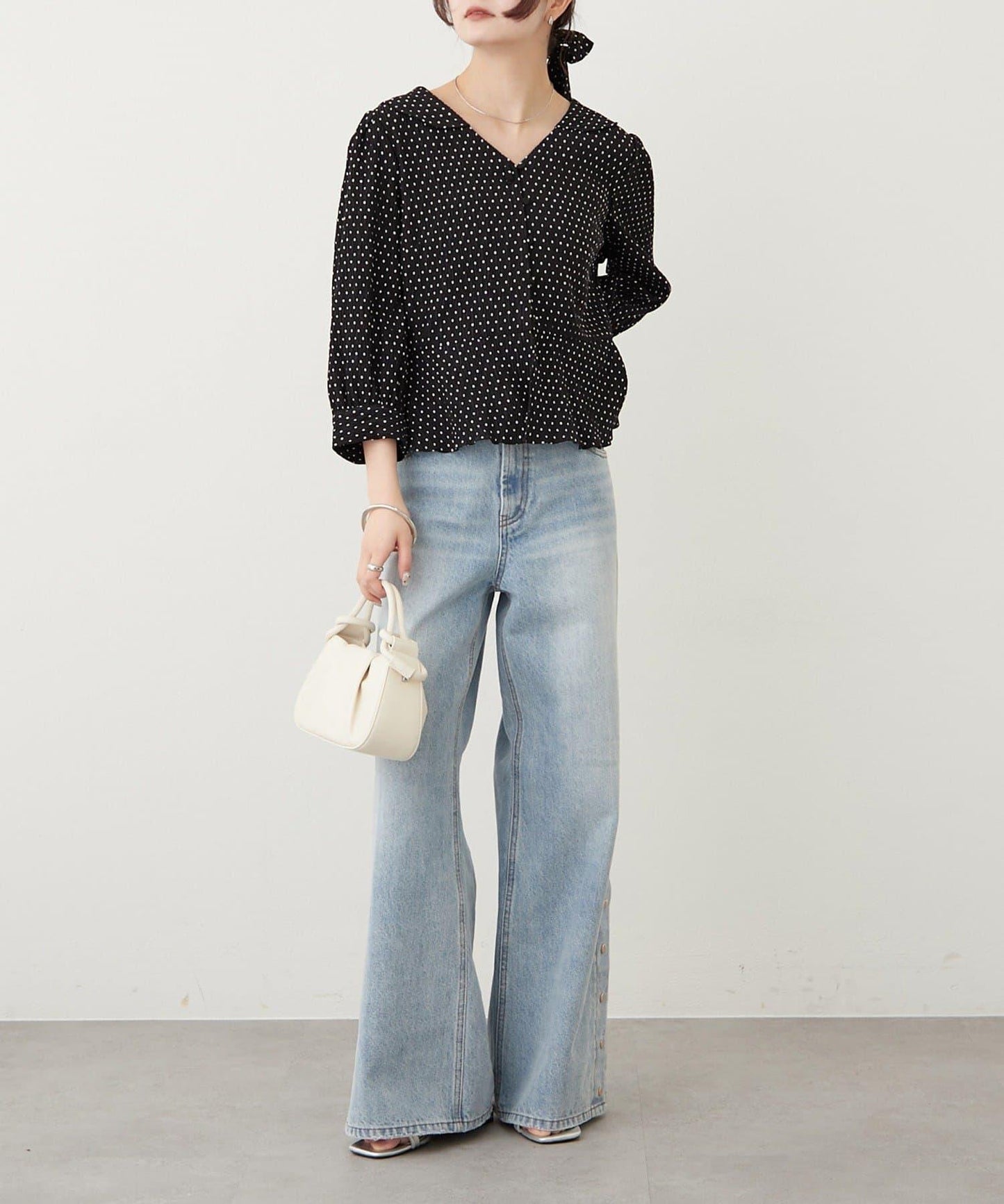 按鈕開叉喇叭牛仔褲