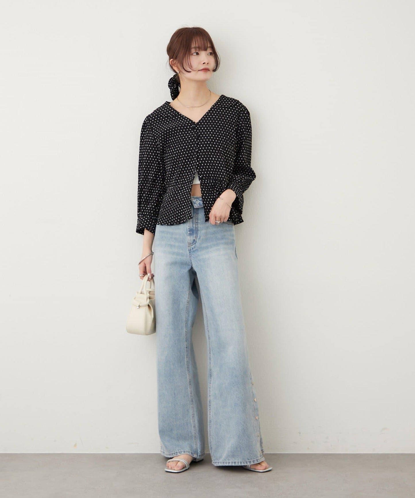 按鈕開叉喇叭牛仔褲