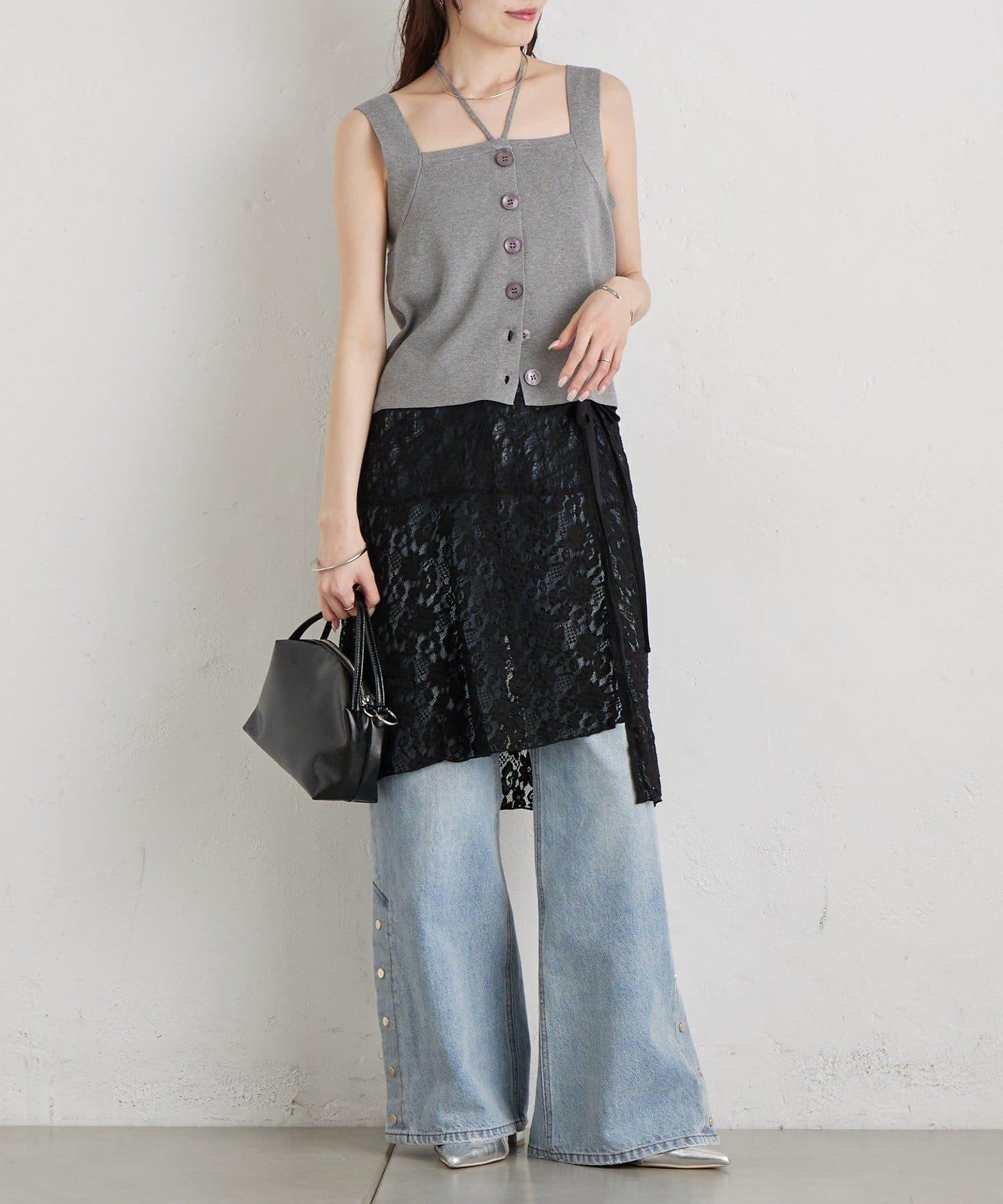 按鈕開叉喇叭牛仔褲