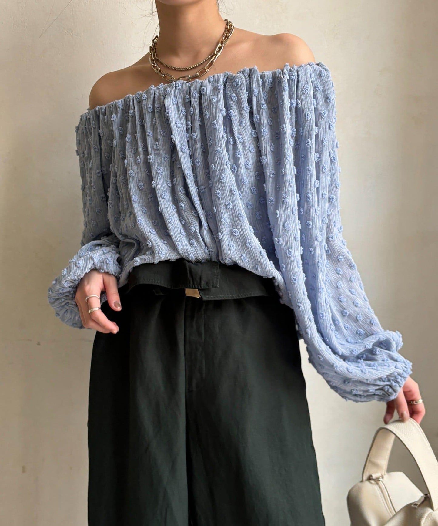 一字肩圓點提花襯衫