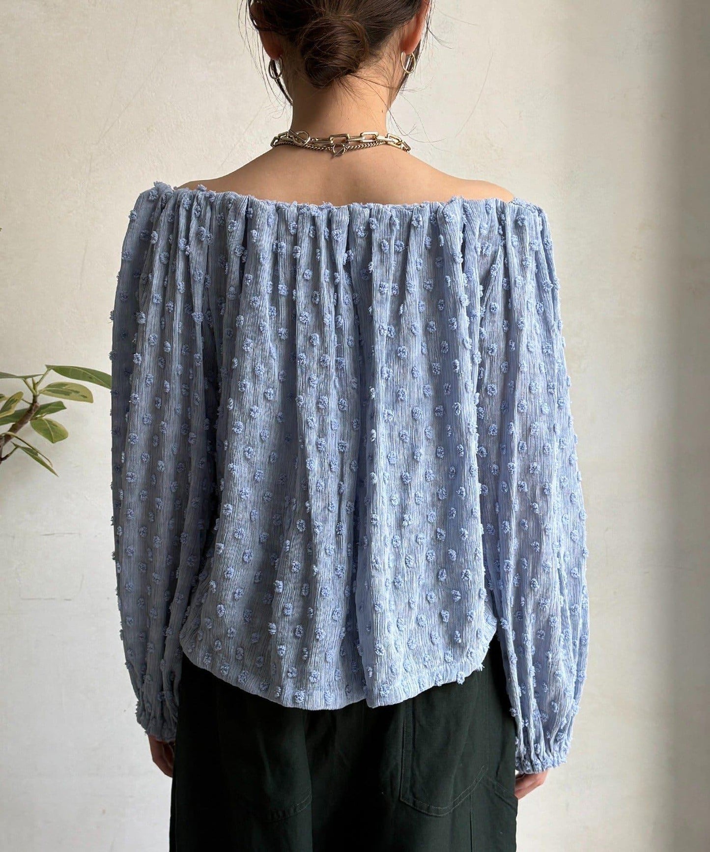 一字肩圓點提花襯衫