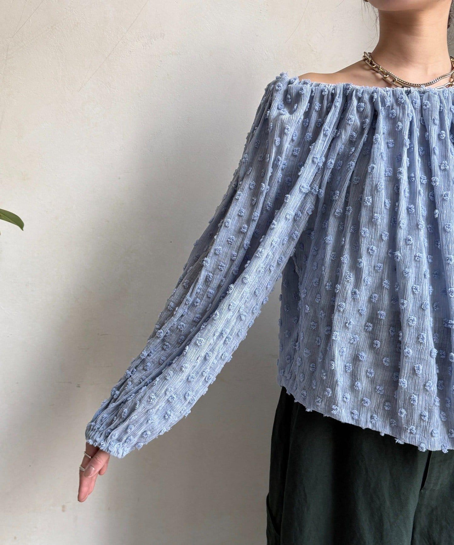 一字肩圓點提花襯衫