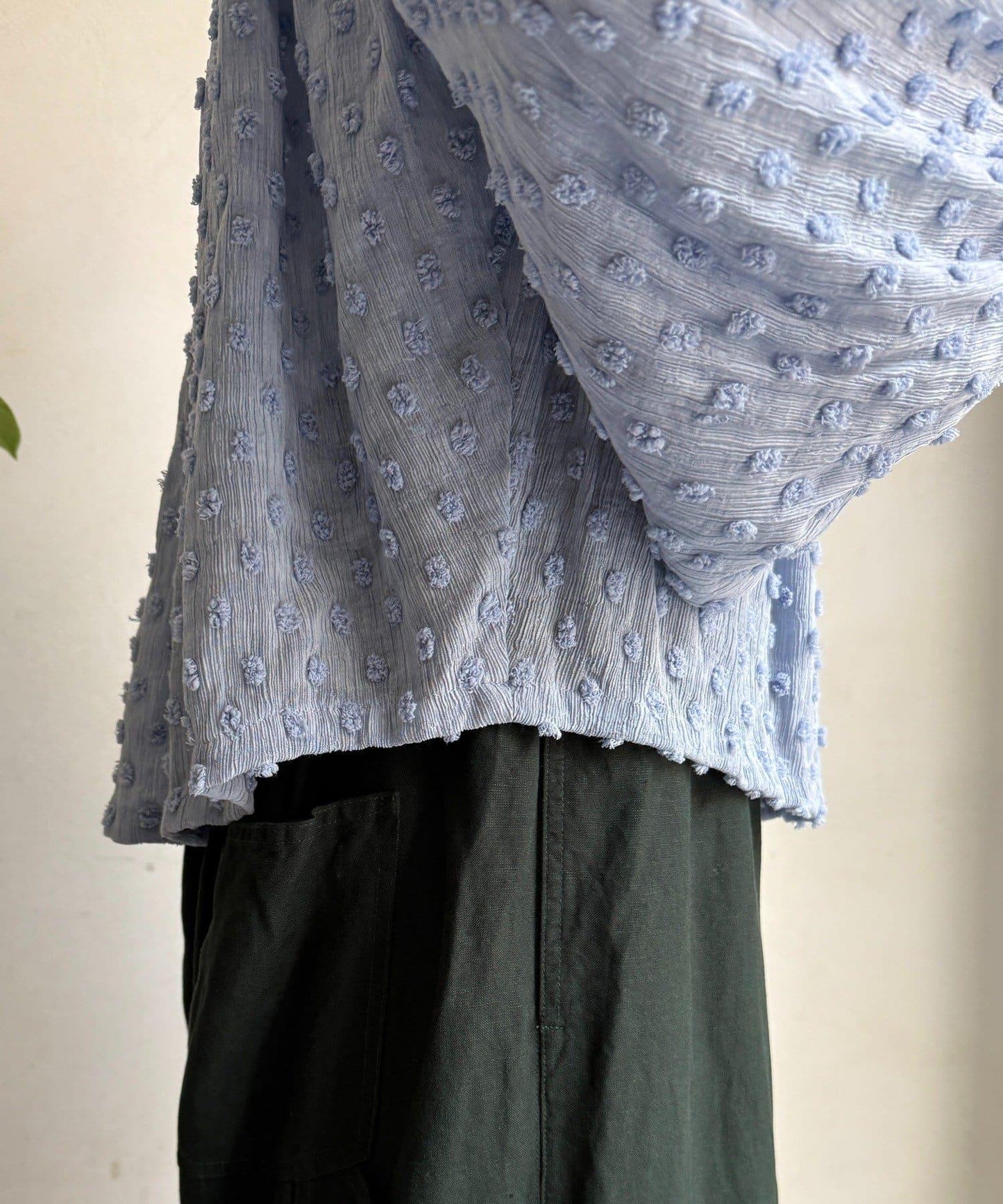 一字肩圓點提花襯衫