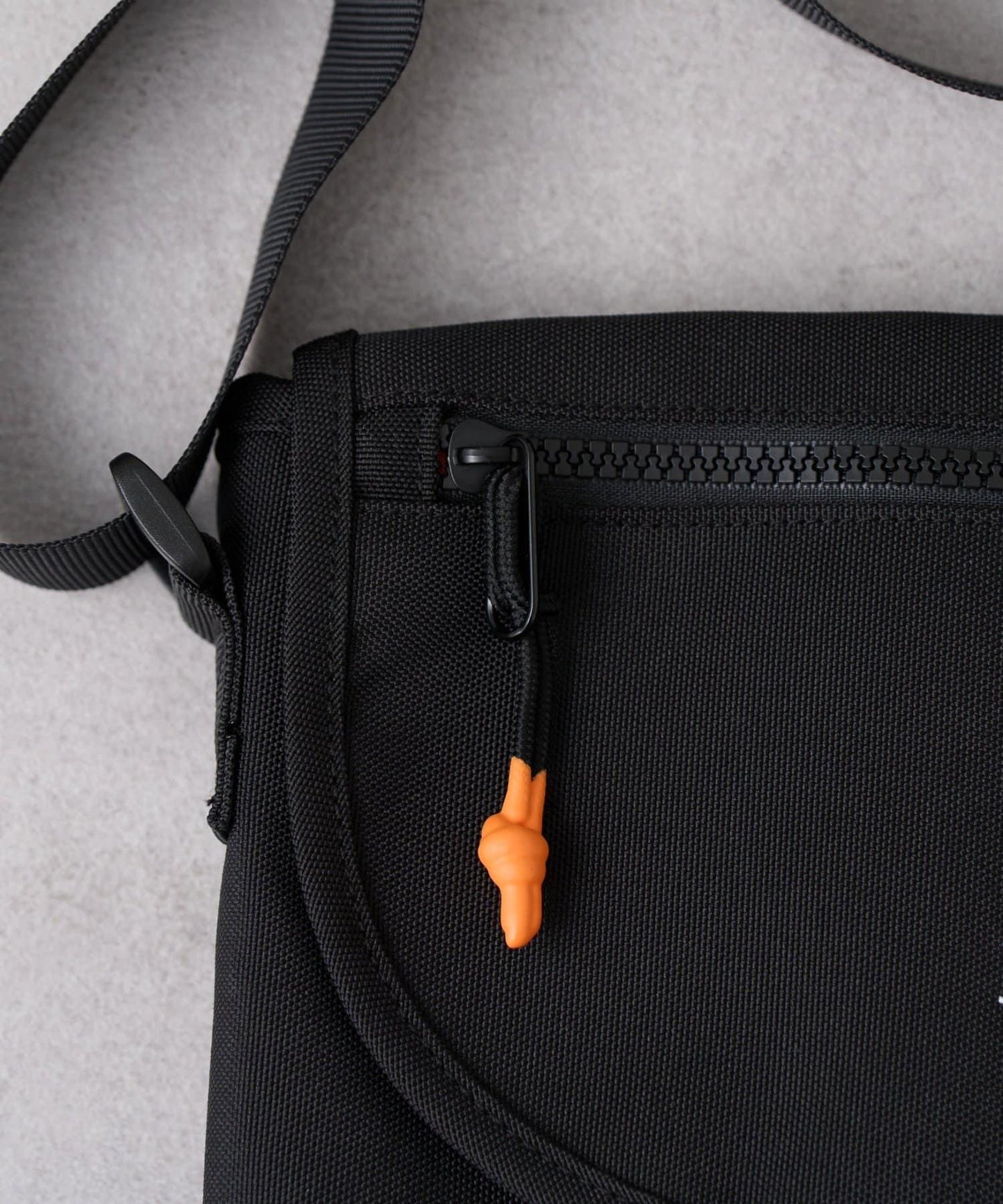 DOG 刺繡Logo翻蓋單肩包