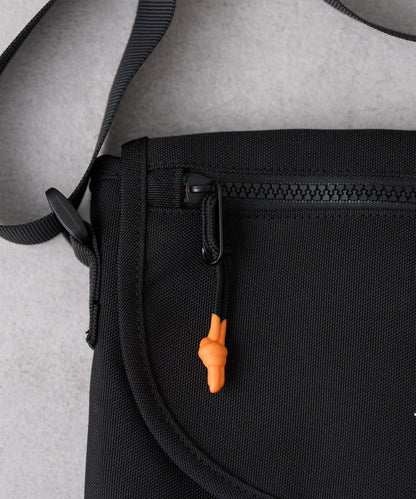 DOG 刺繡Logo翻蓋單肩包