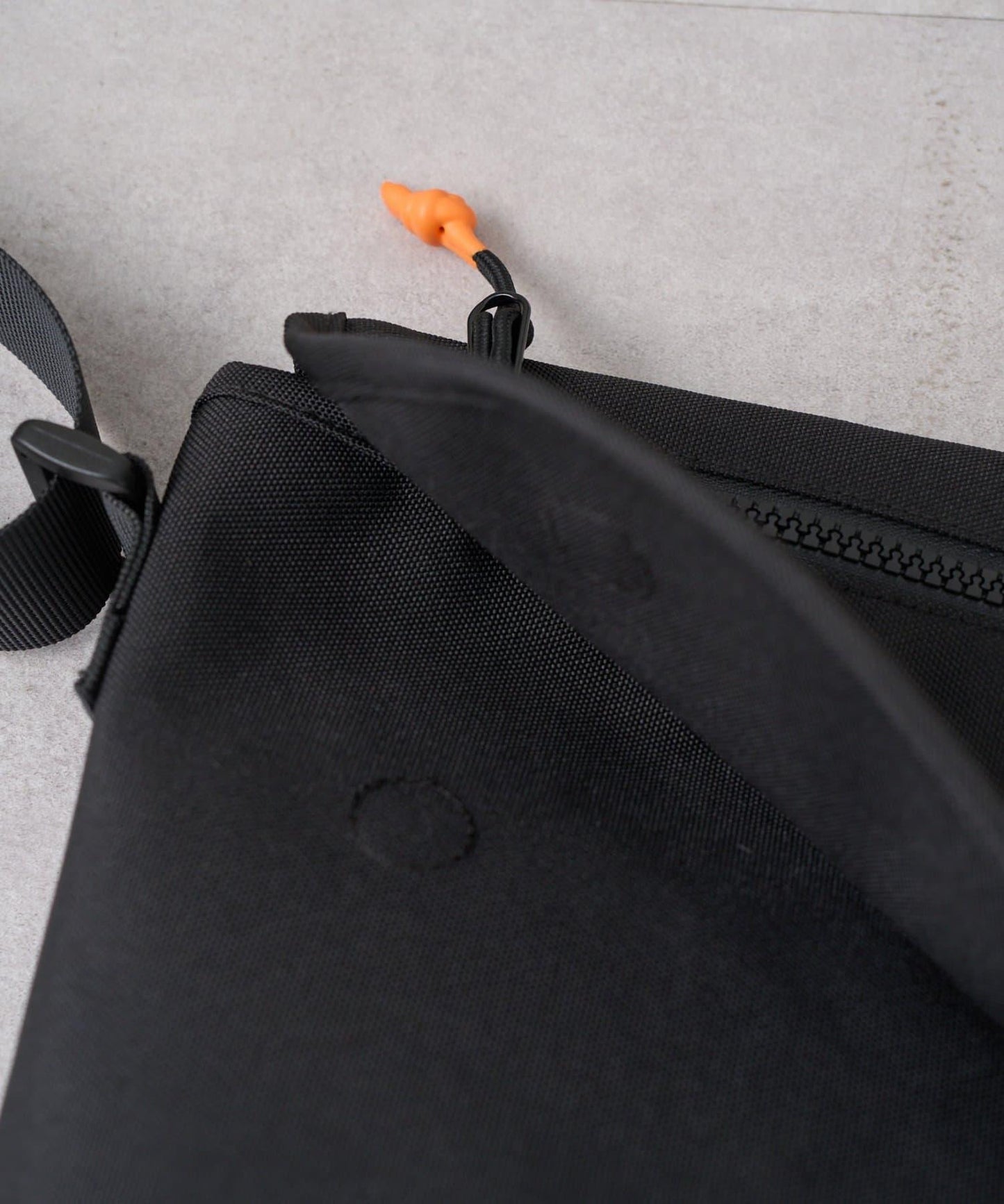 DOG 刺繡Logo翻蓋單肩包