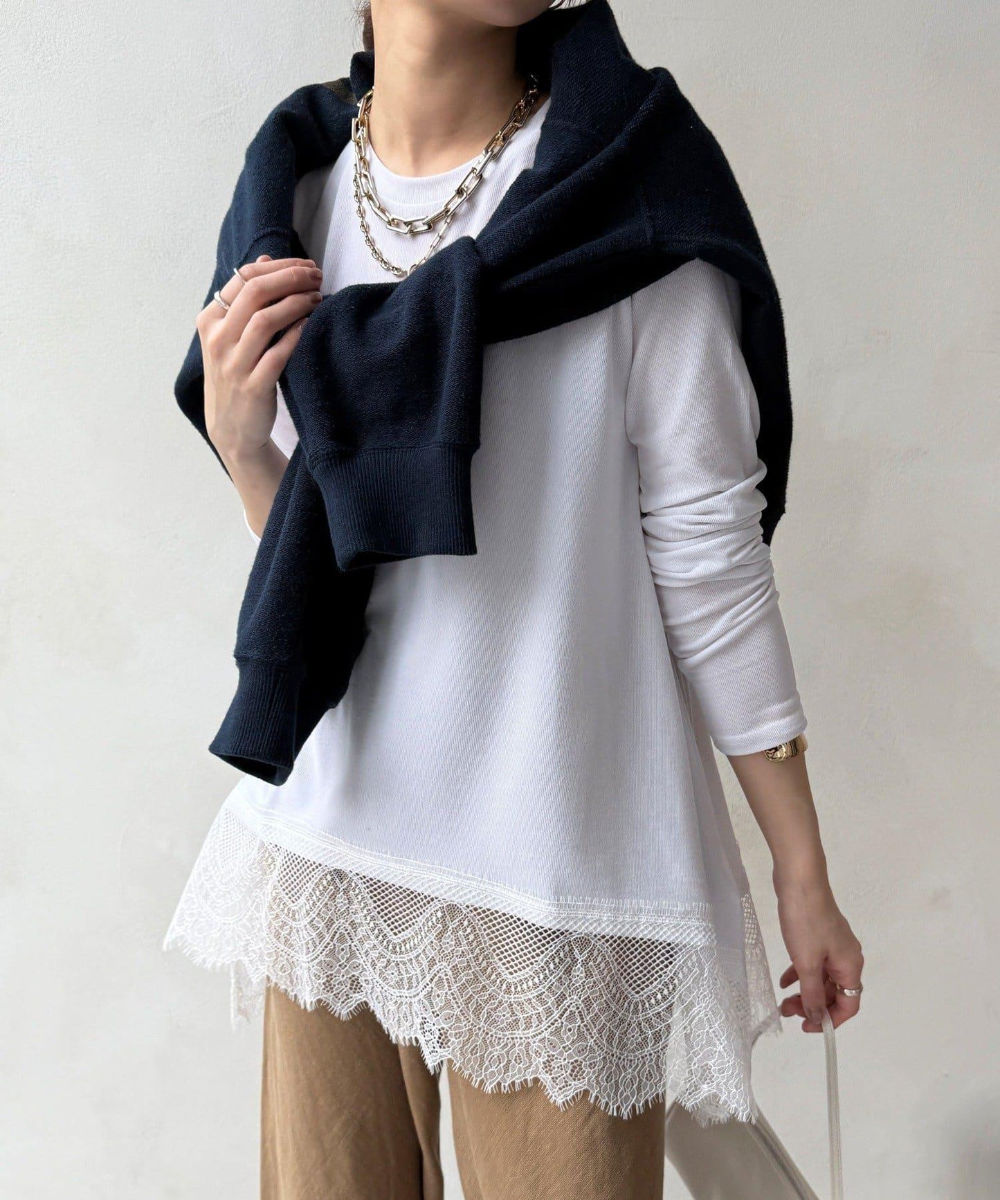 下襬蕾絲設計上衣