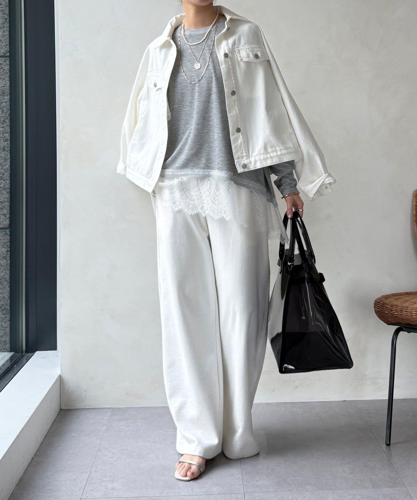 下襬蕾絲設計上衣