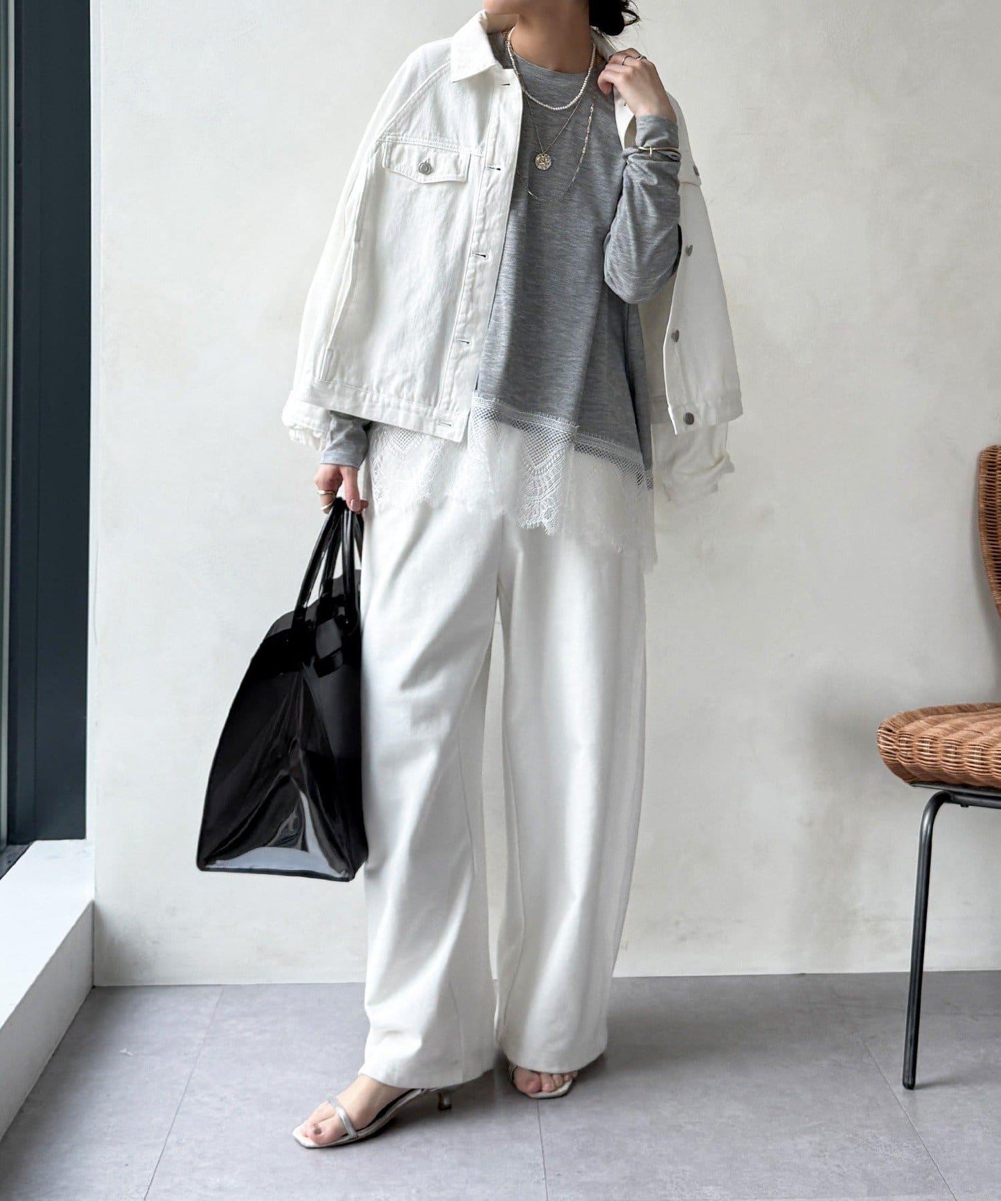 下襬蕾絲設計上衣