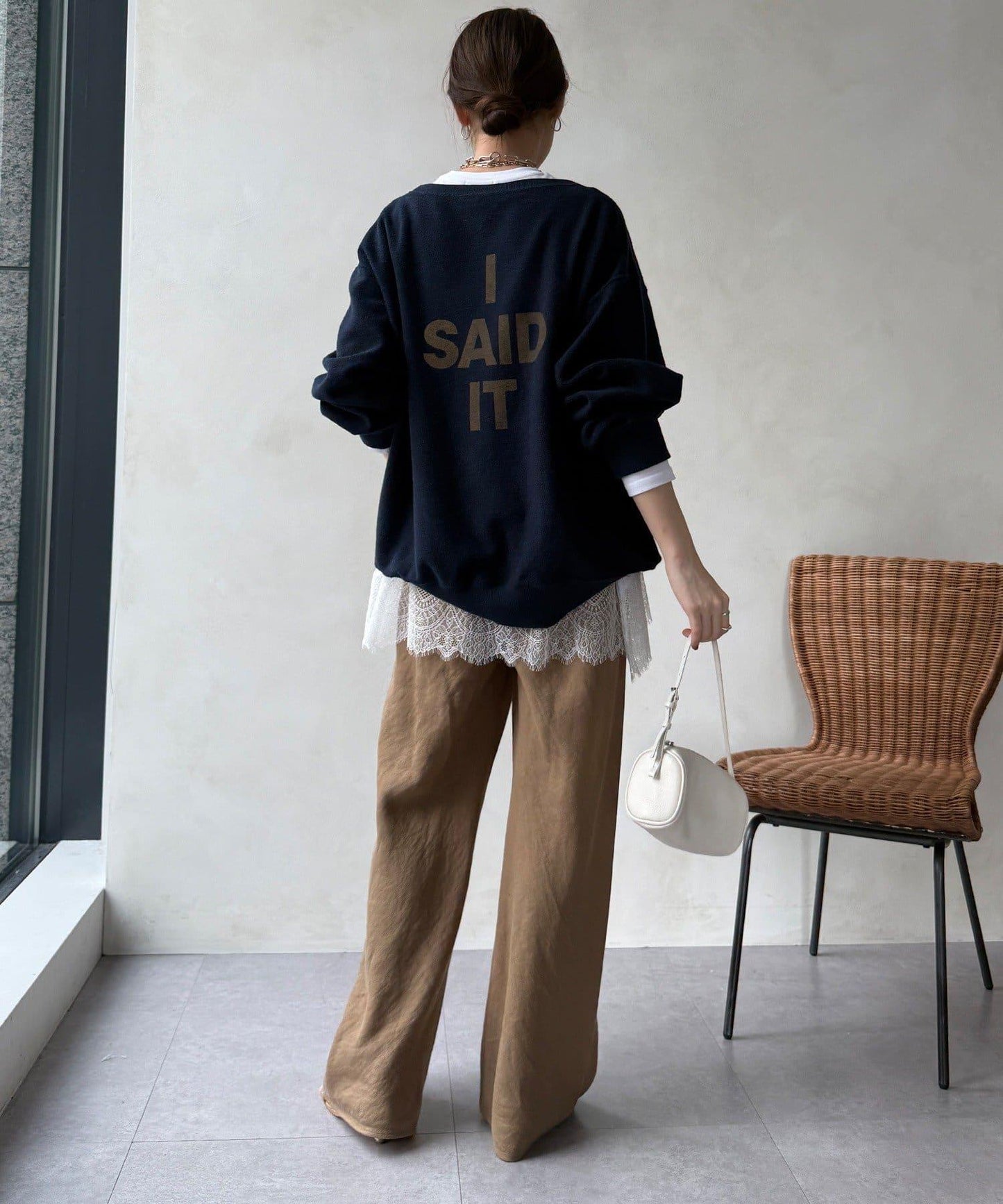 下襬蕾絲設計上衣