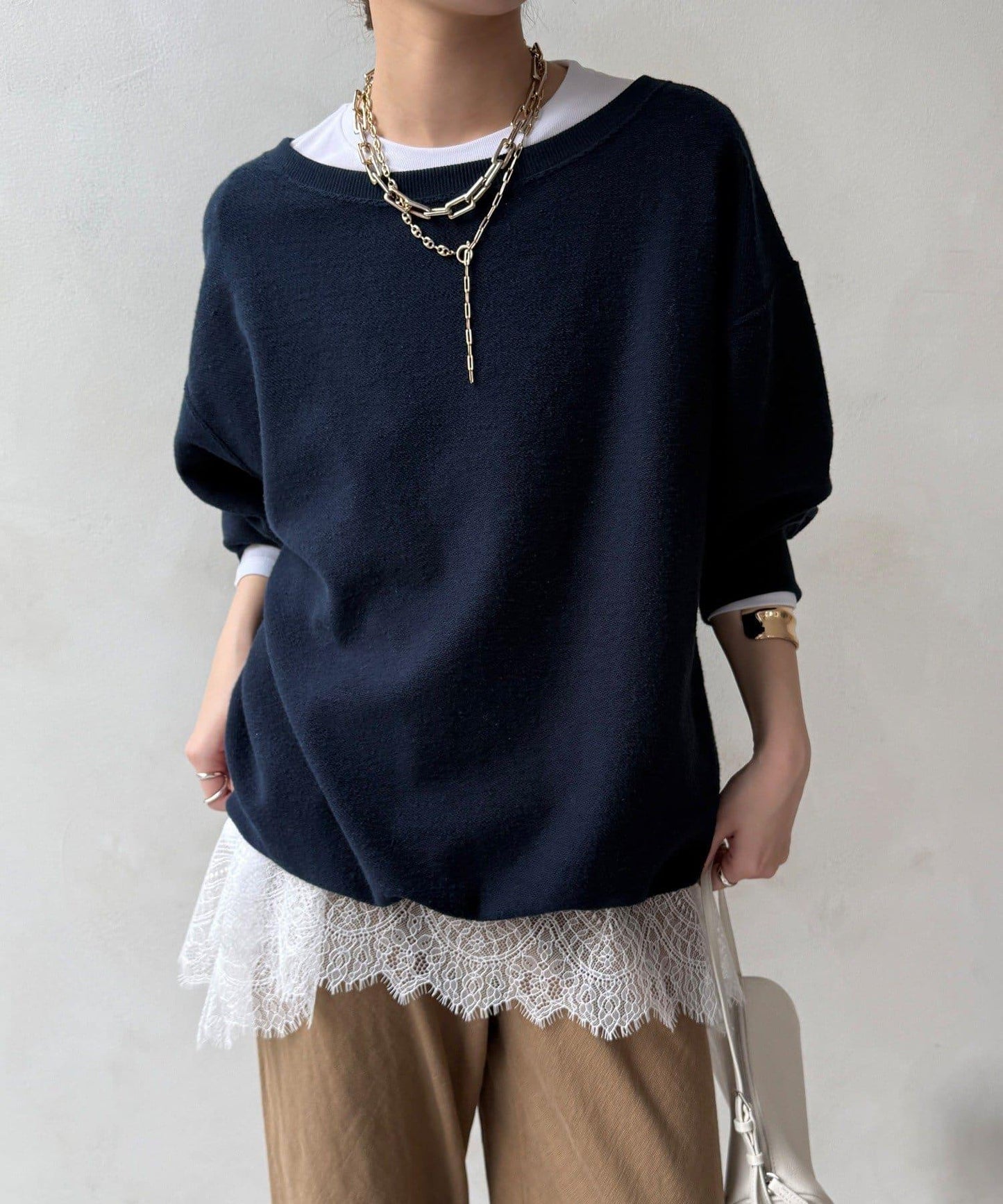 下襬蕾絲設計上衣