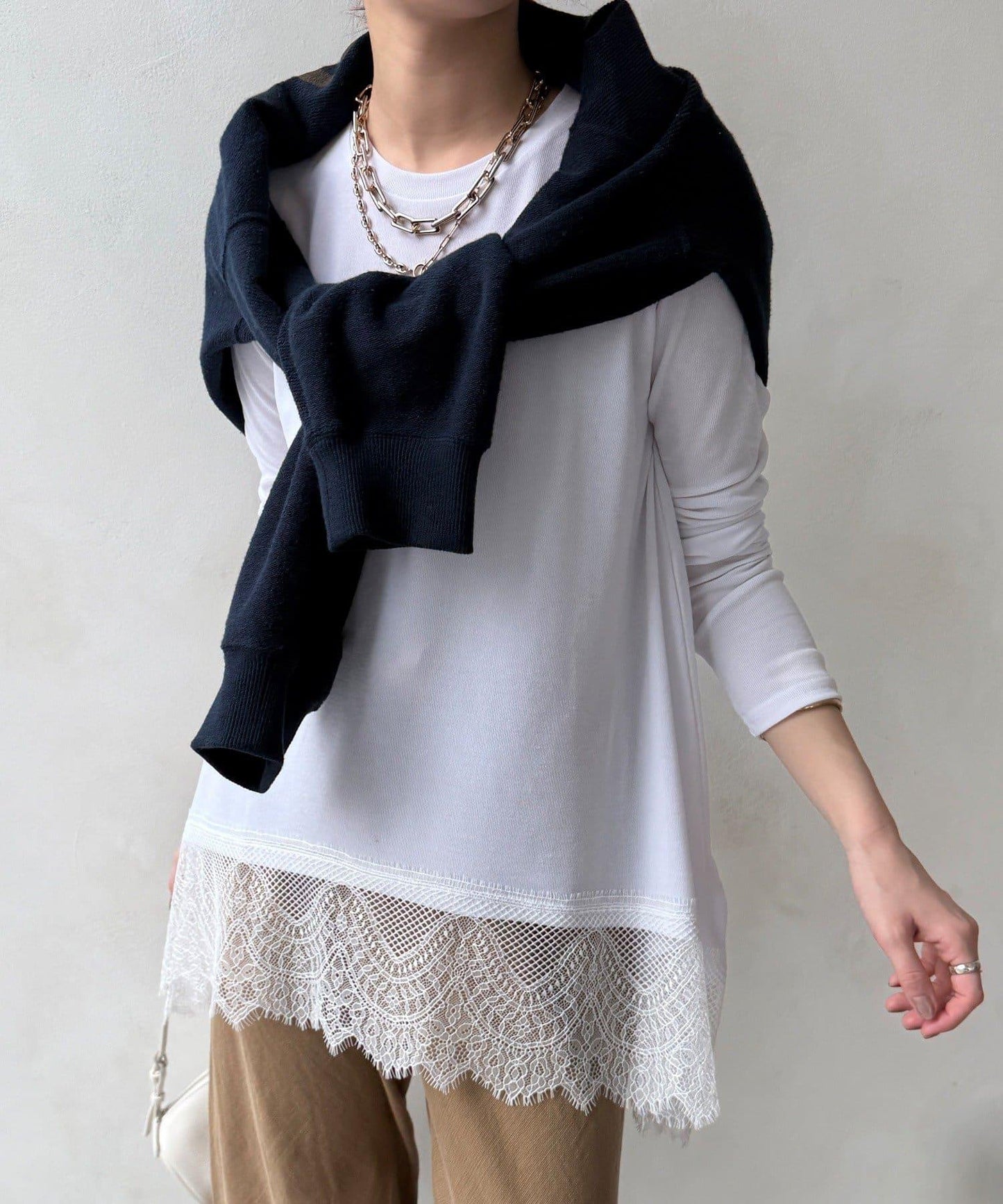 下襬蕾絲設計上衣