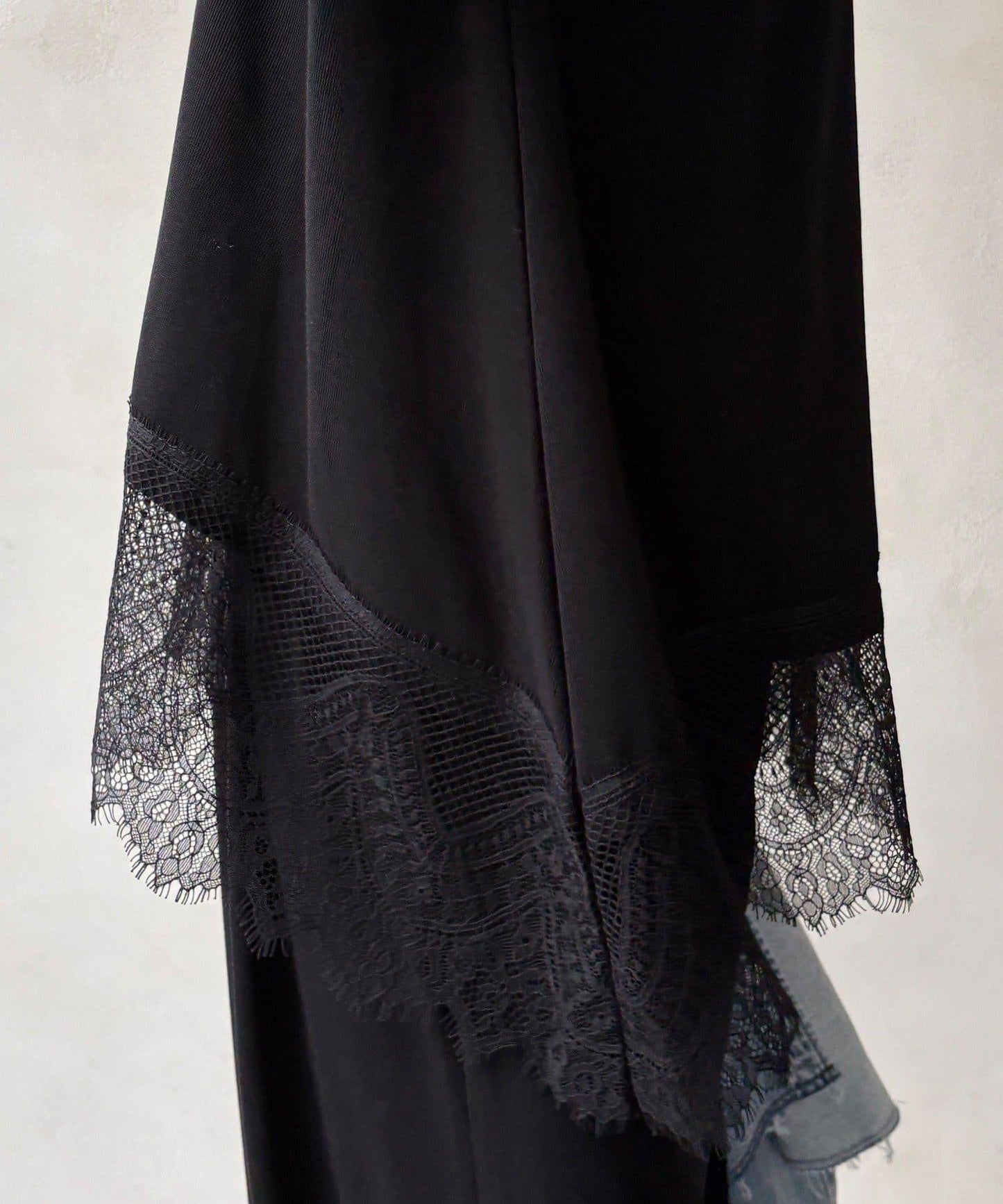 下襬蕾絲設計上衣