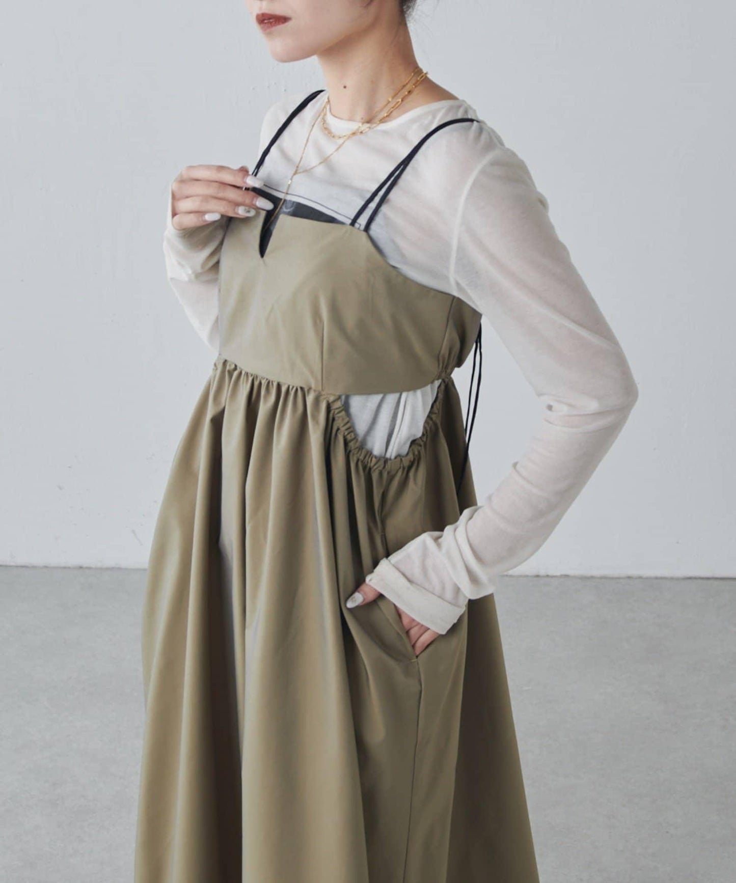 腰部拼接褶皺吊帶連衣裙