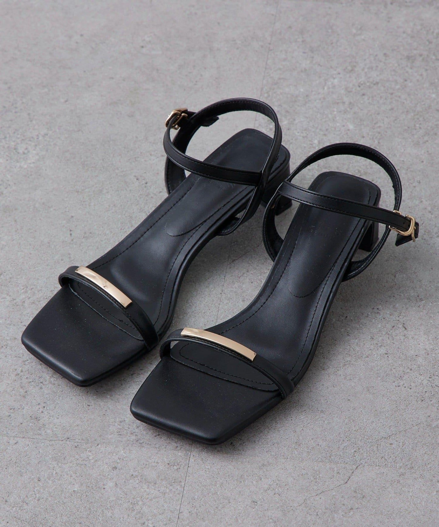 腳踝綁帶設計涼鞋