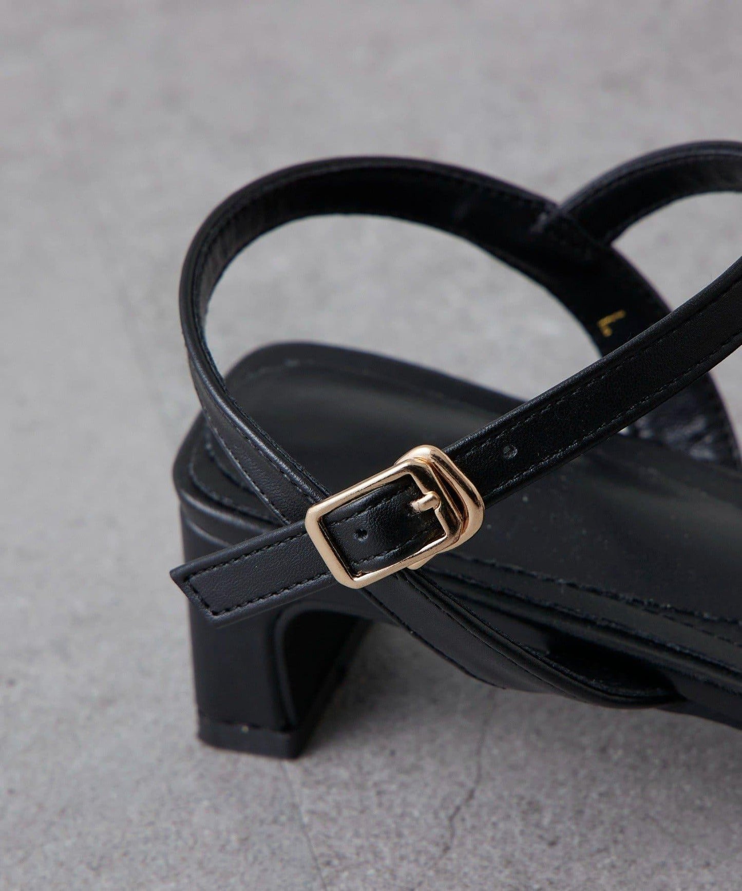 腳踝綁帶設計涼鞋