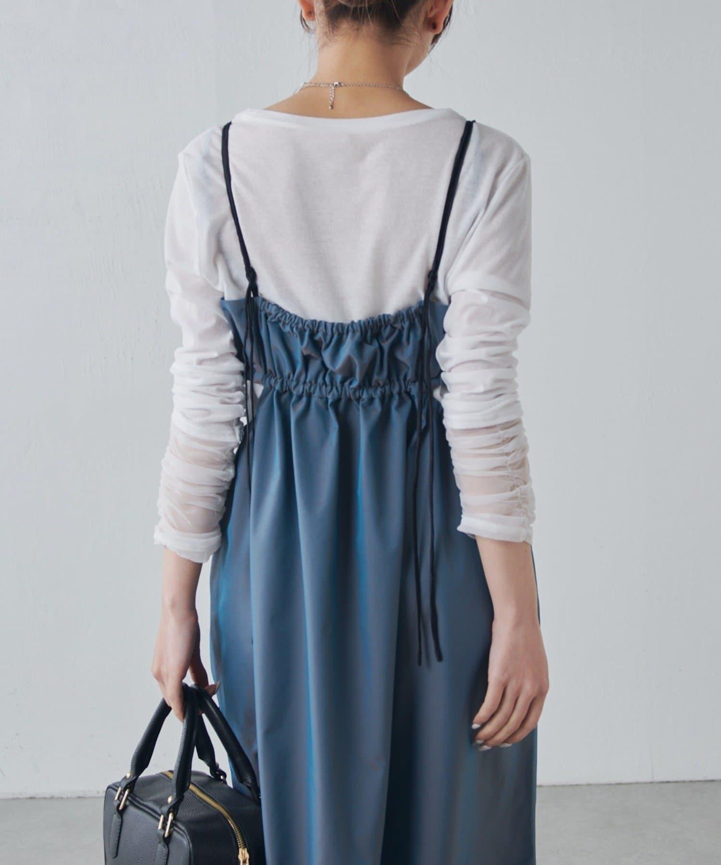 腰部拼接褶皺吊帶連衣裙