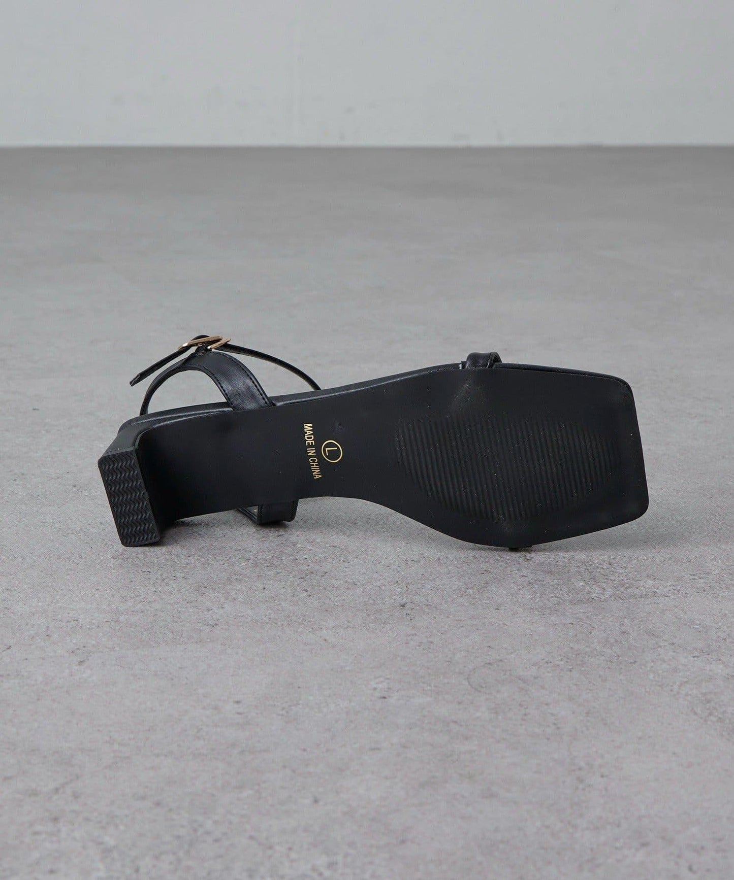 腳踝綁帶設計涼鞋