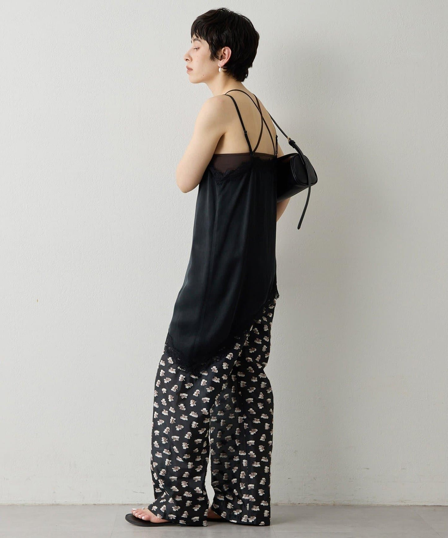 THE PAUSE 蕾絲鑲邊吊帶上衣