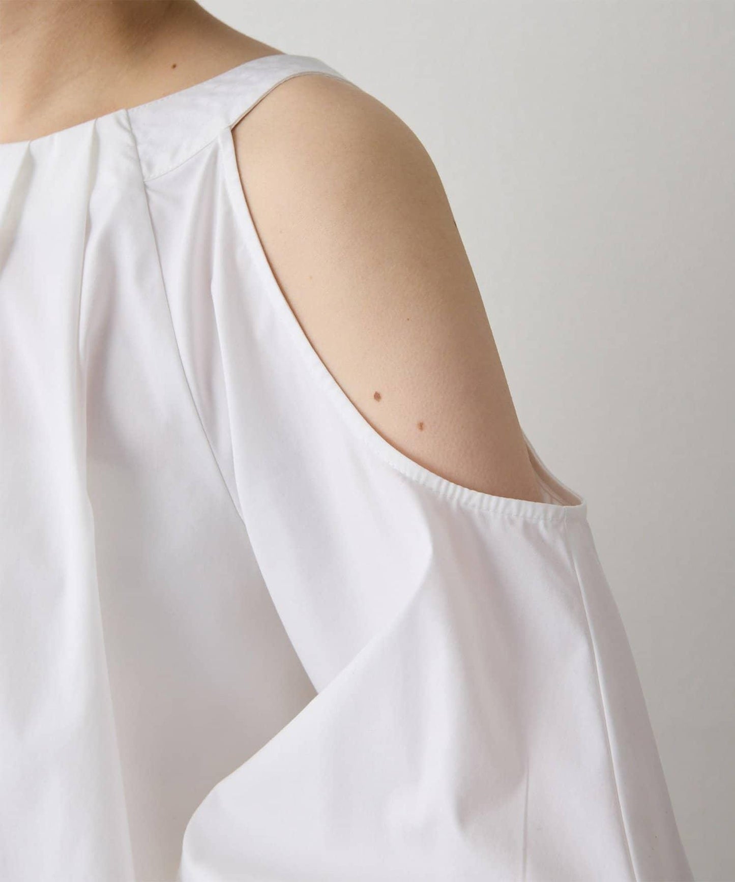 THE PAUSE 露肩設計襯衫
