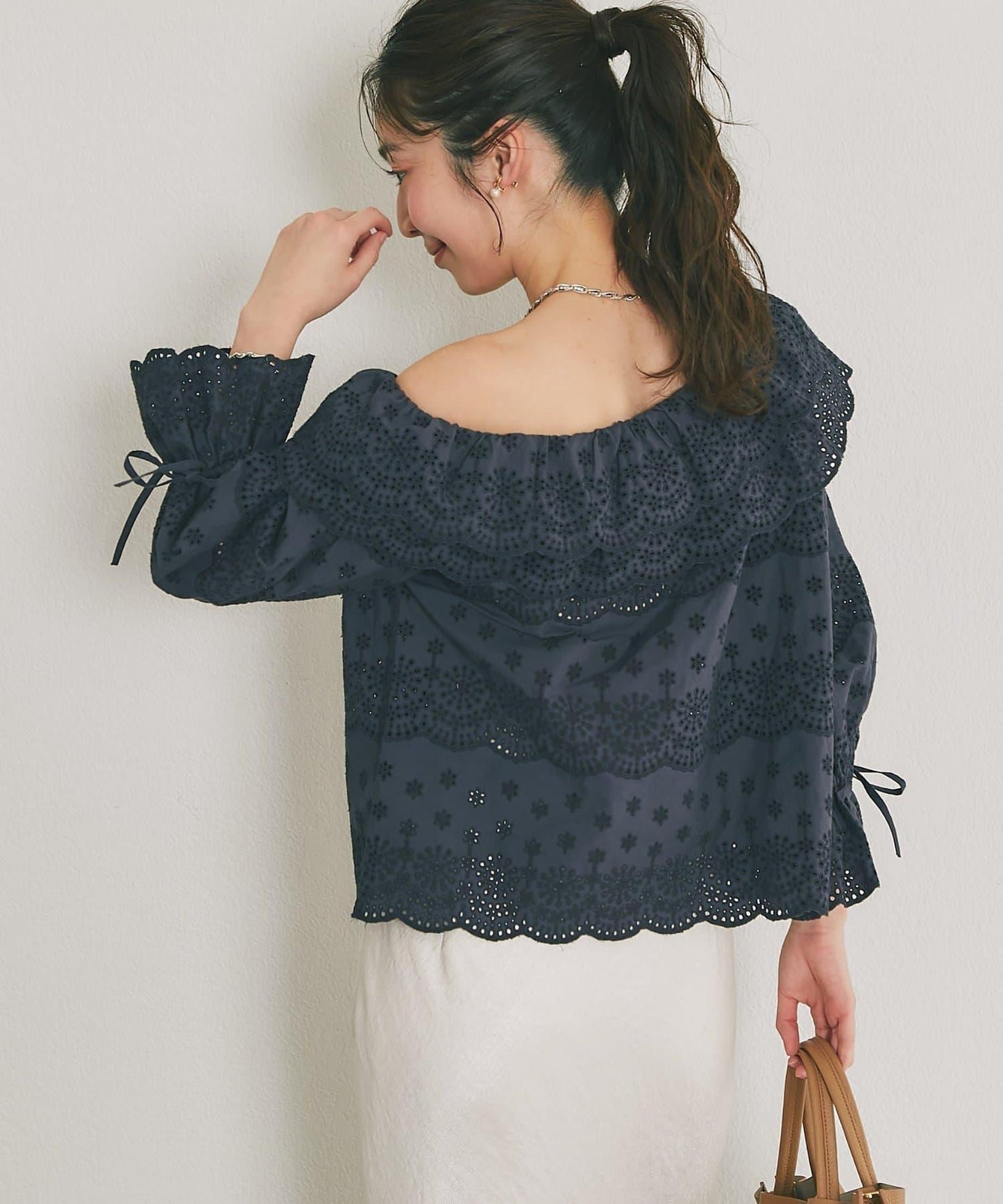 扇貝邊蕾絲單肩上衣