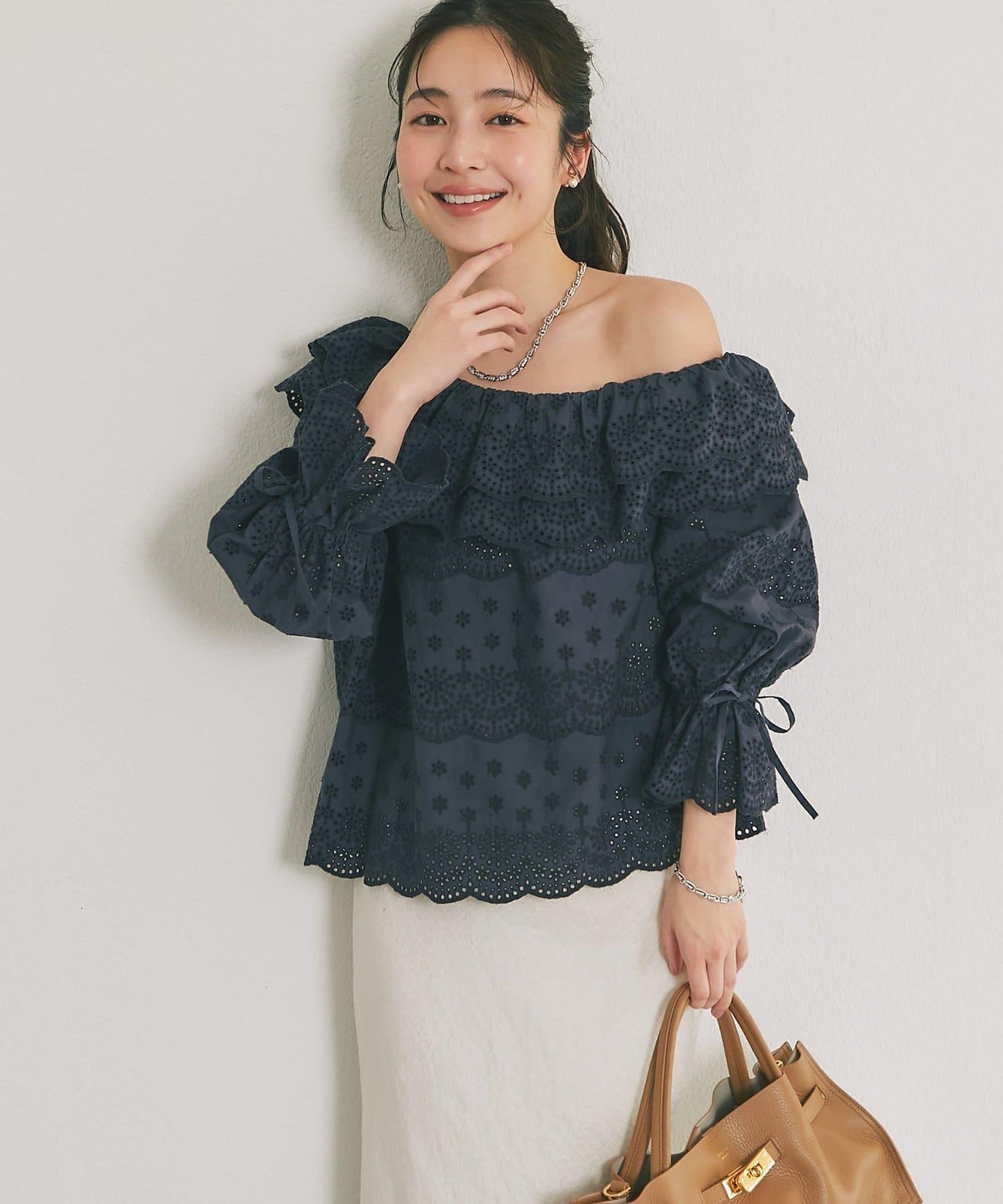 扇貝邊蕾絲單肩上衣