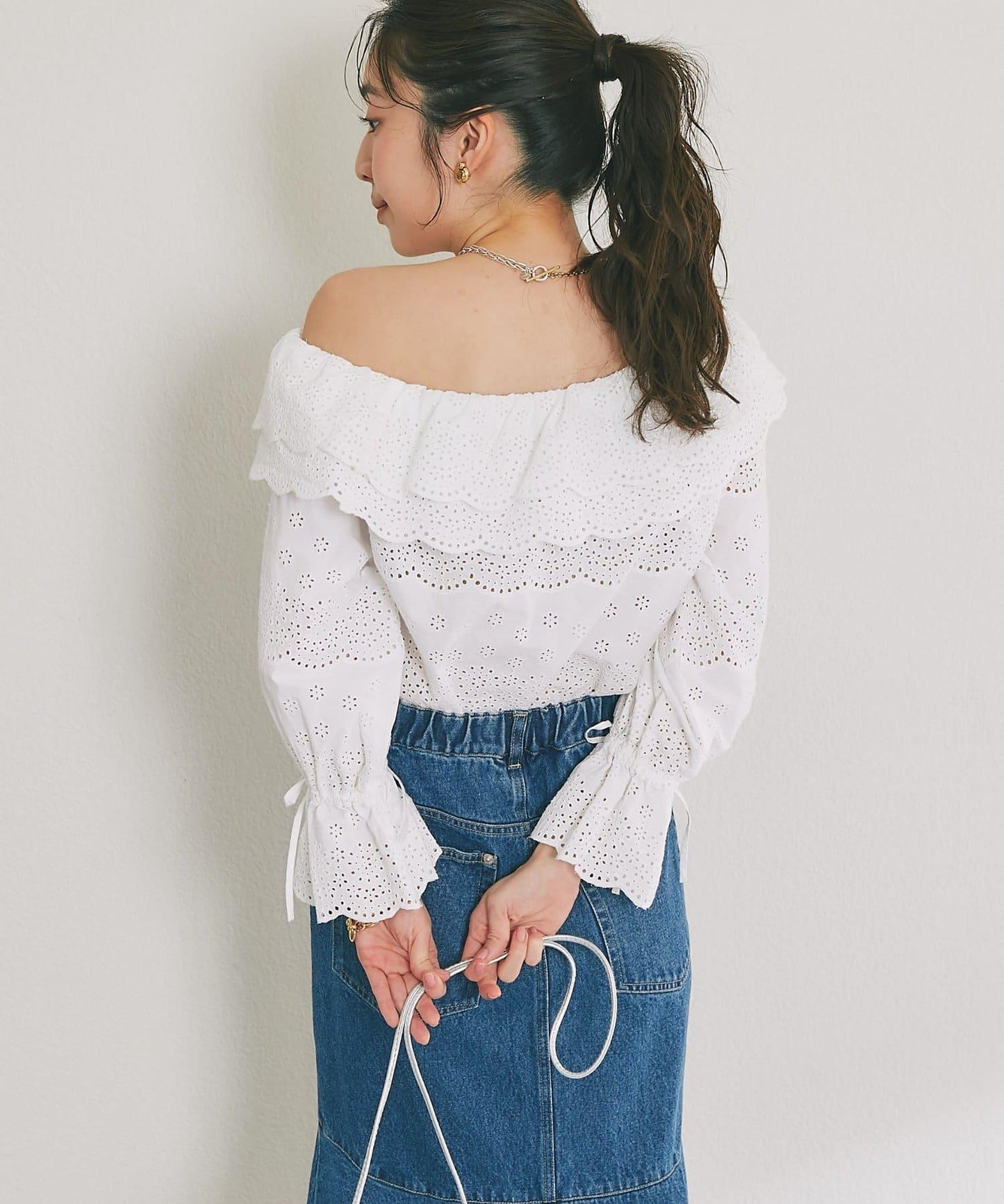 扇貝邊蕾絲單肩上衣