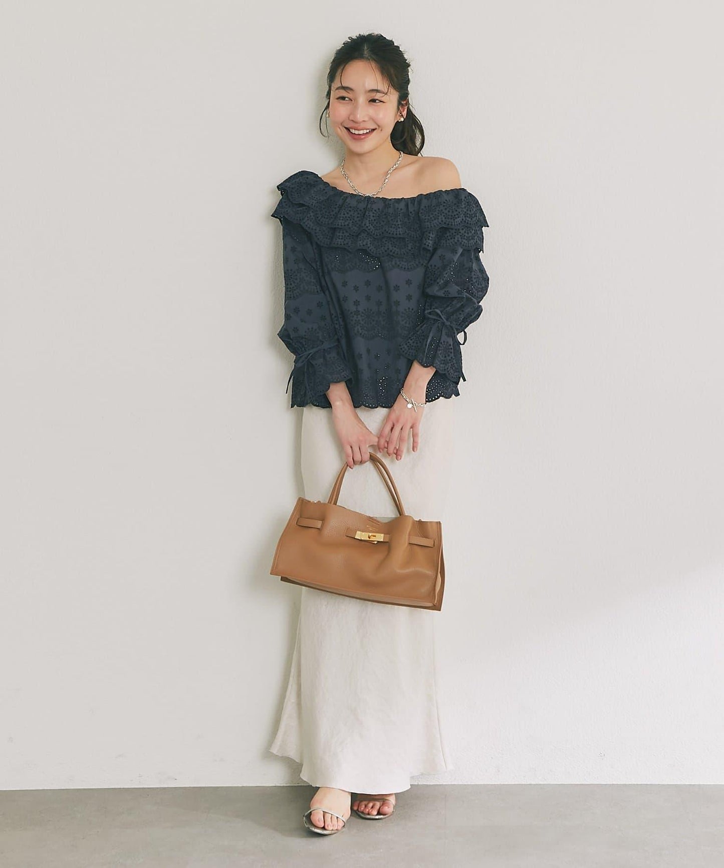 扇貝邊蕾絲單肩上衣