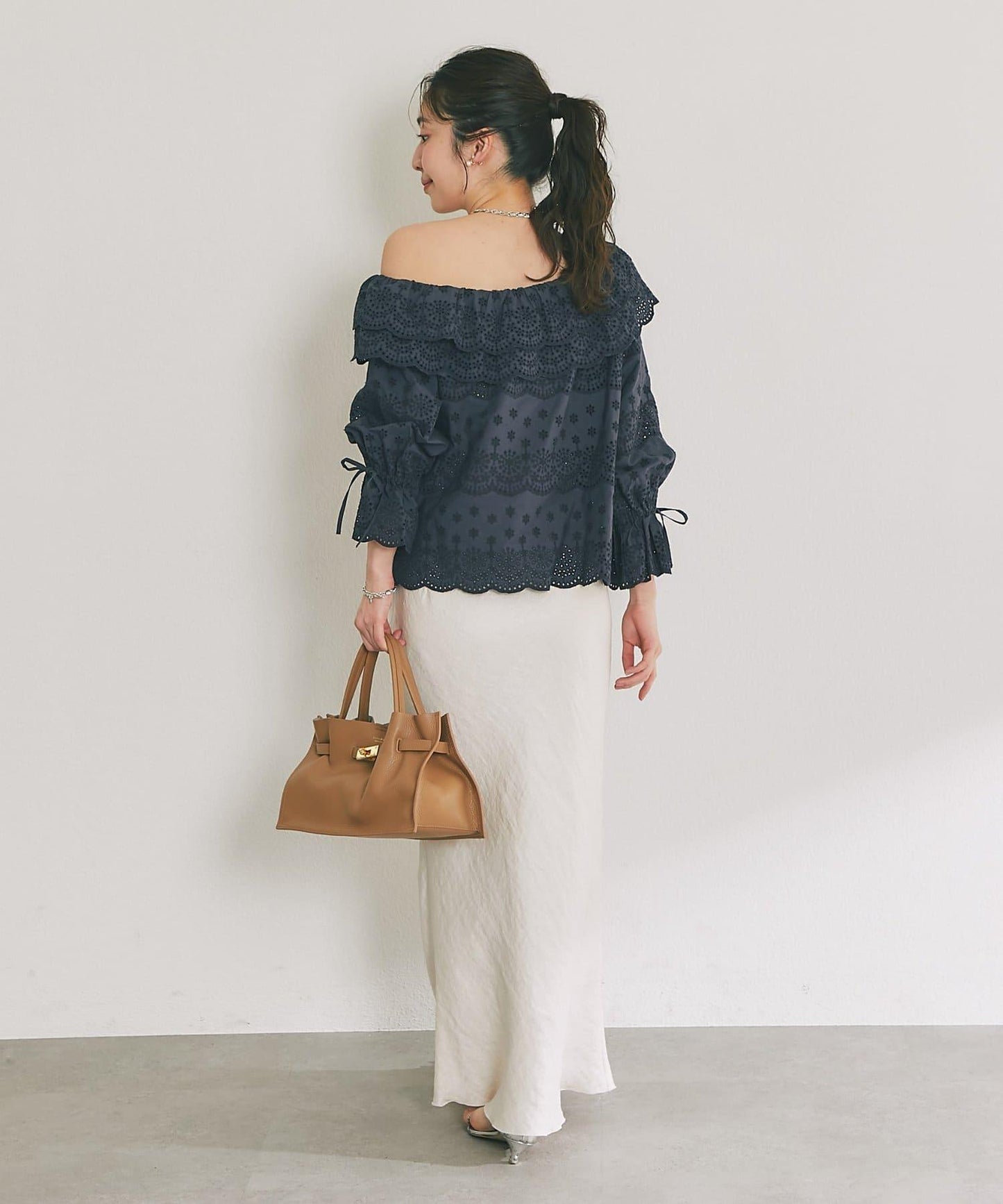 扇貝邊蕾絲單肩上衣