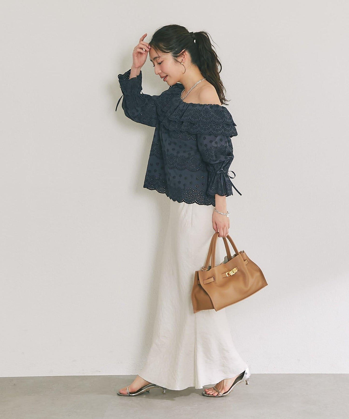 扇貝邊蕾絲單肩上衣