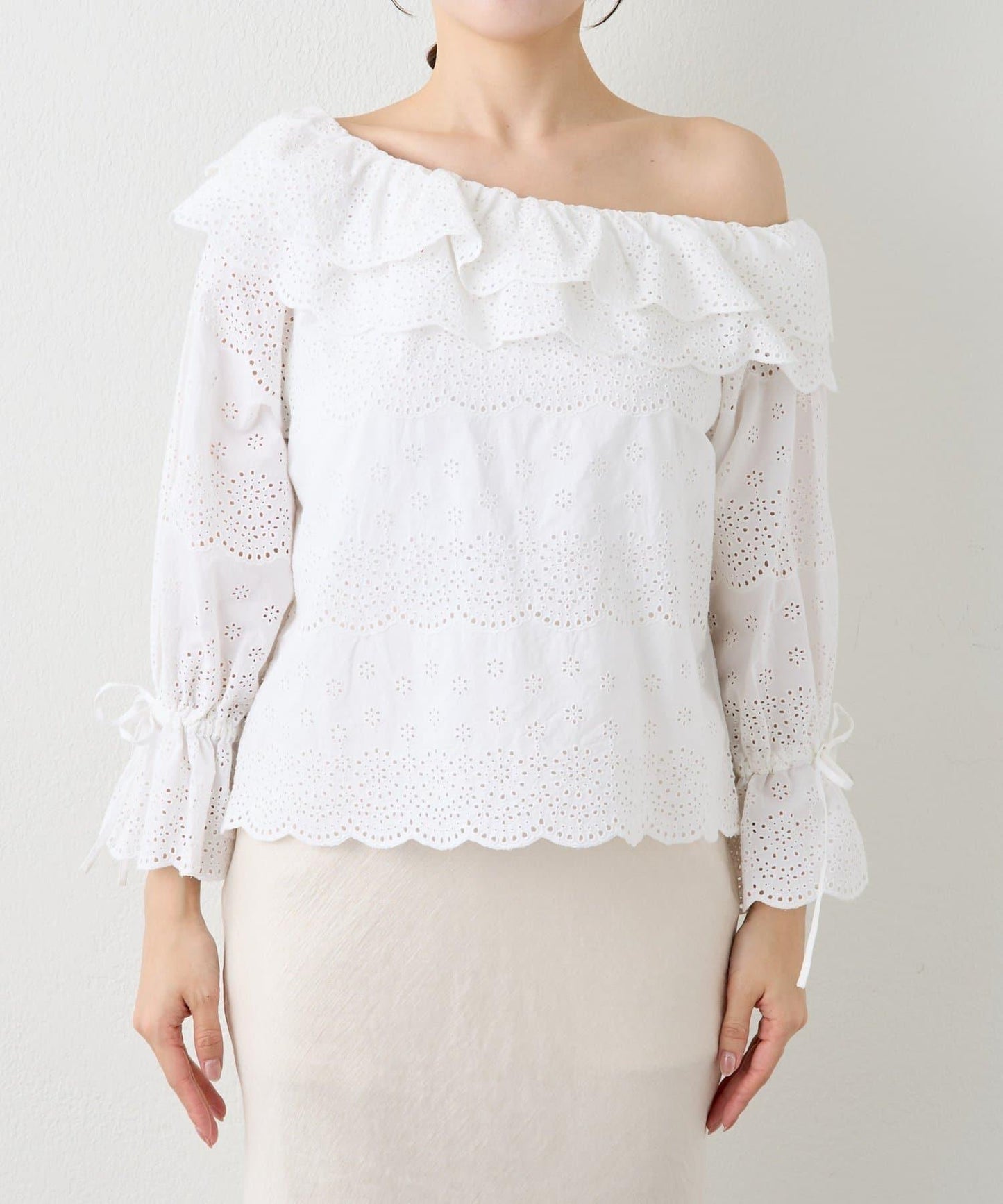 扇貝邊蕾絲單肩上衣