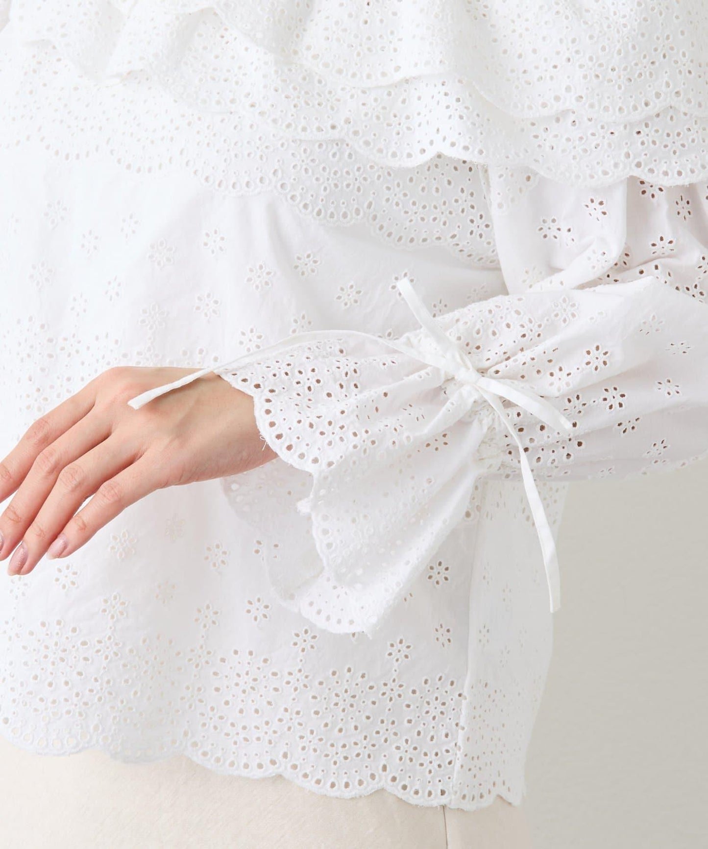 扇貝邊蕾絲單肩上衣