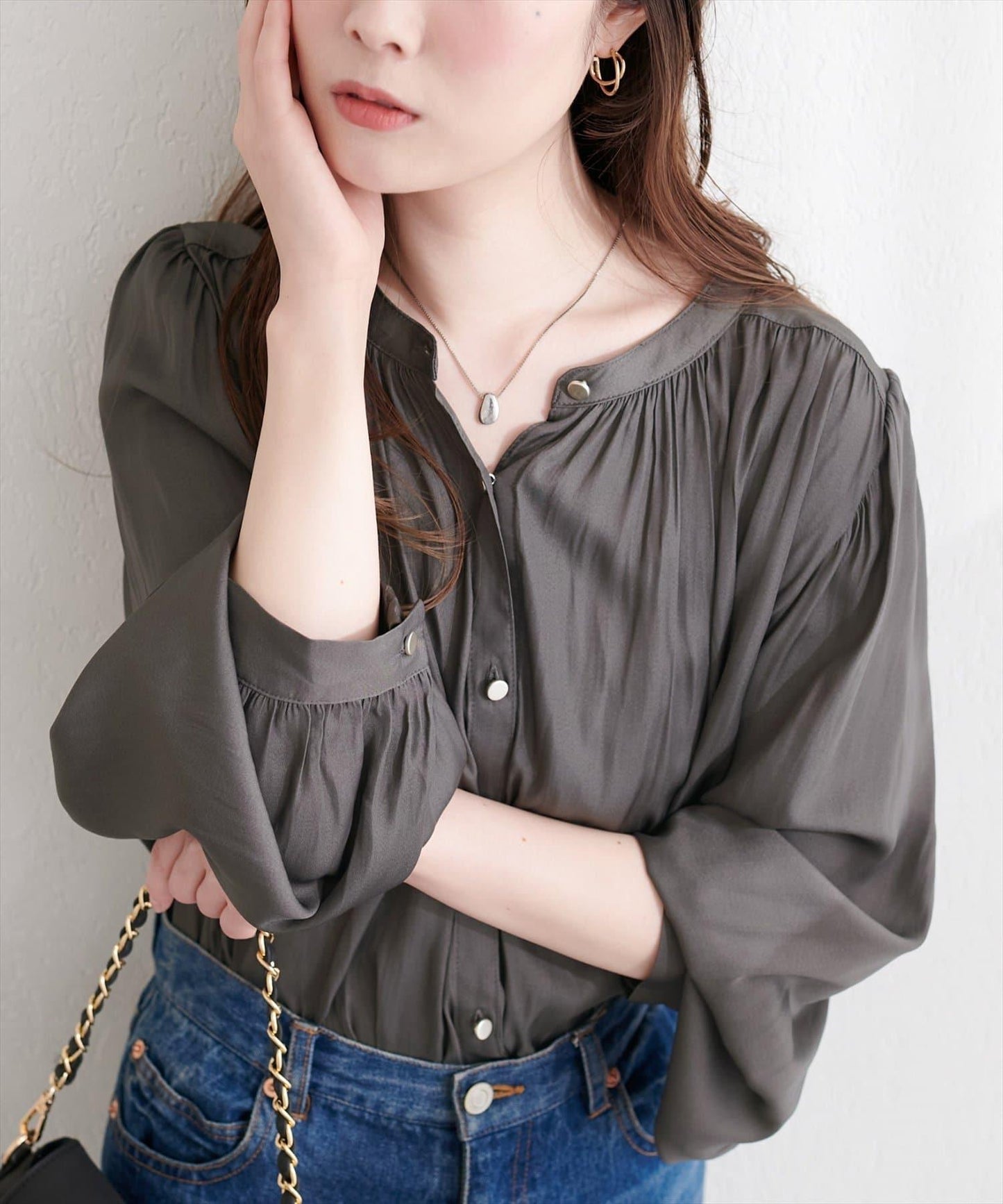 啞光扣垂墜緞面襯衫