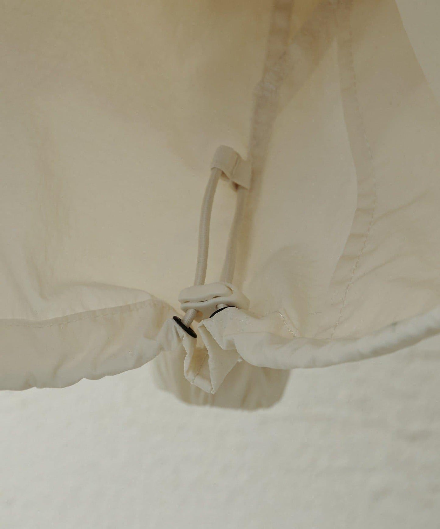 防潑水再生尼龍套頭風衣外套