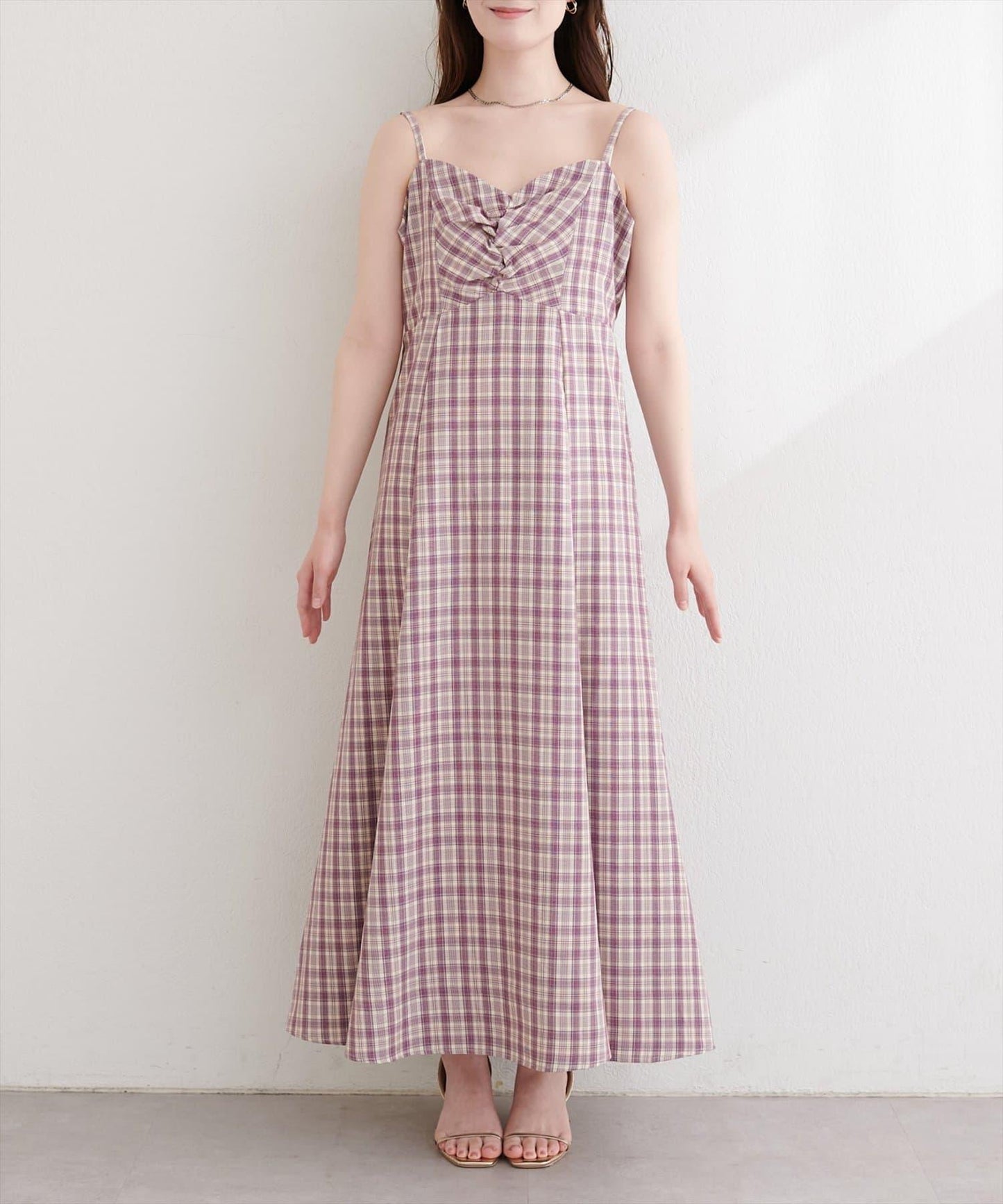 前褶格紋連衣裙