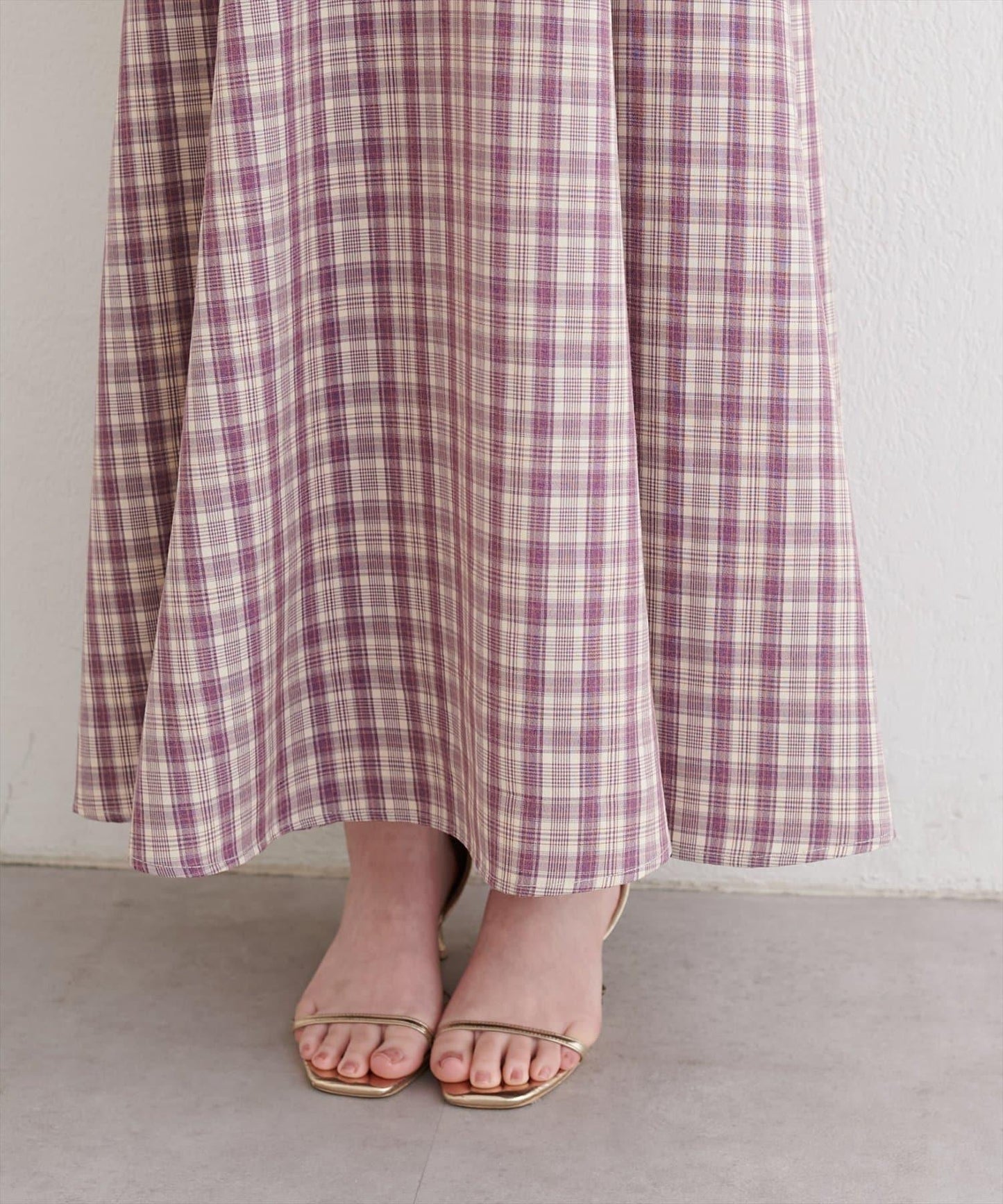 前褶格紋連衣裙