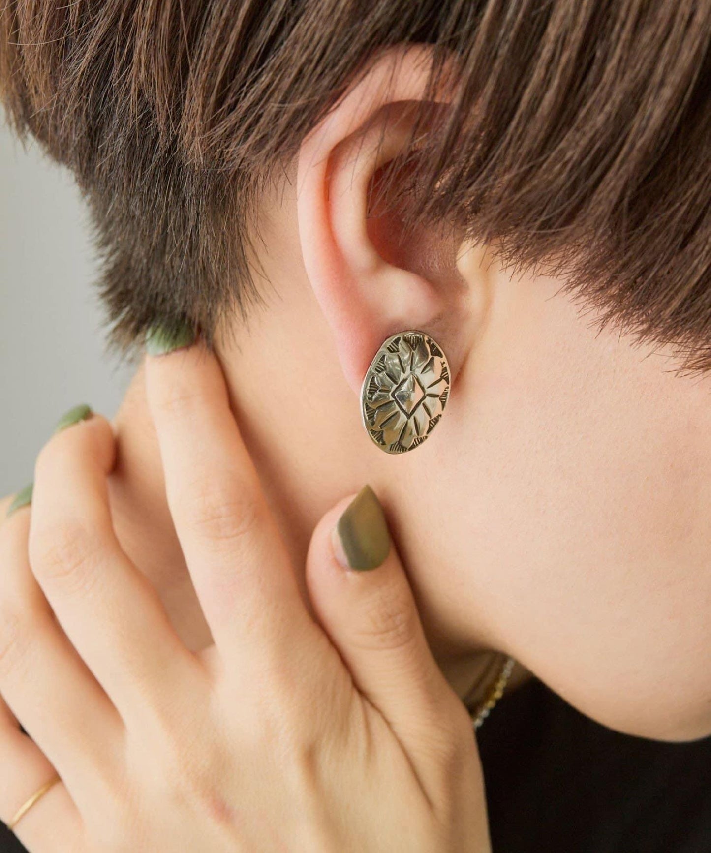 《スターリングシルバー使用》 壓印圓飾耳夾