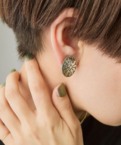 《スターリングシルバー使用》 壓印圓飾耳夾