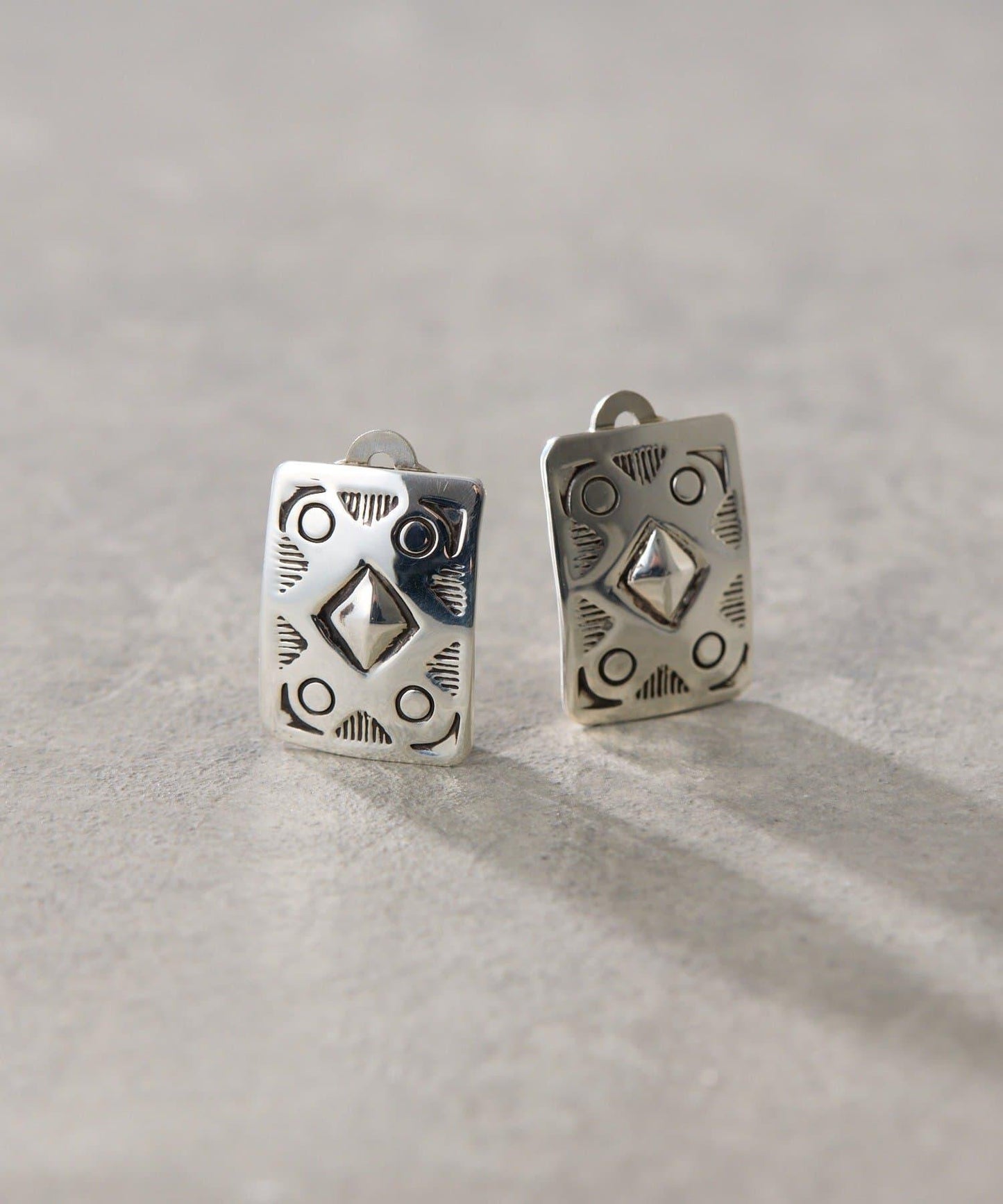 《スターリングシルバー使用》 壓印圓飾耳夾