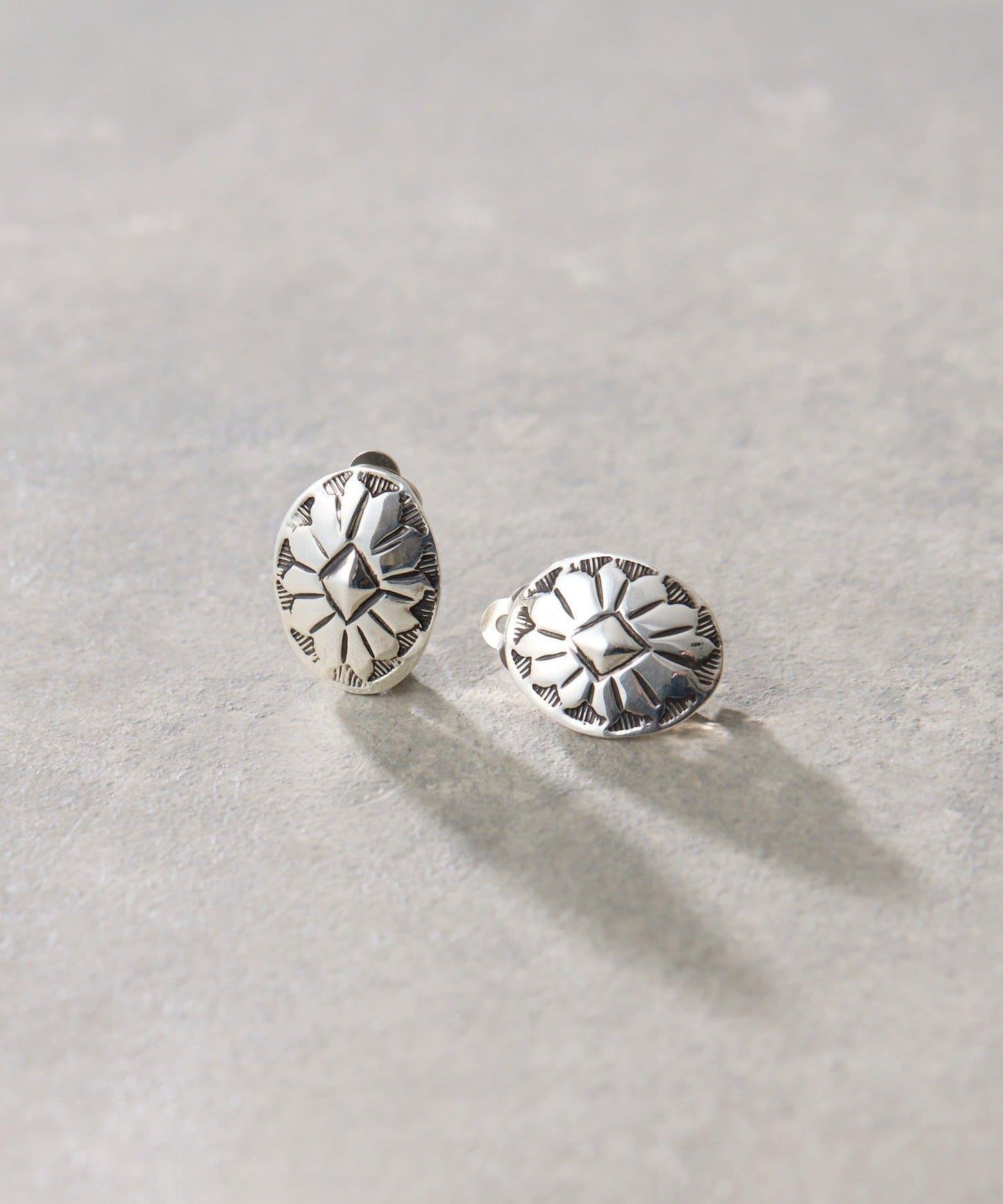 《スターリングシルバー使用》 壓印圓飾耳夾