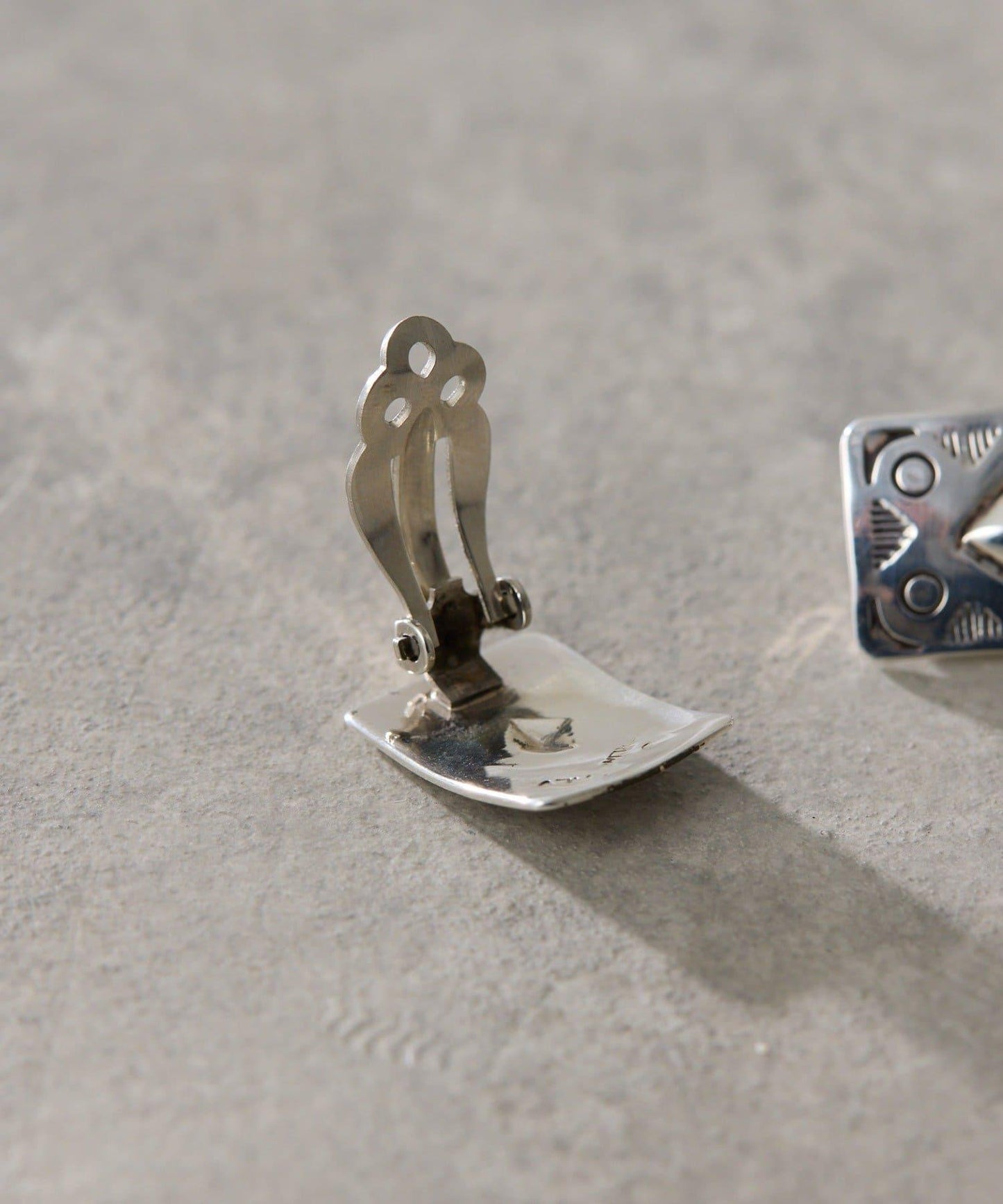 《スターリングシルバー使用》 壓印圓飾耳夾