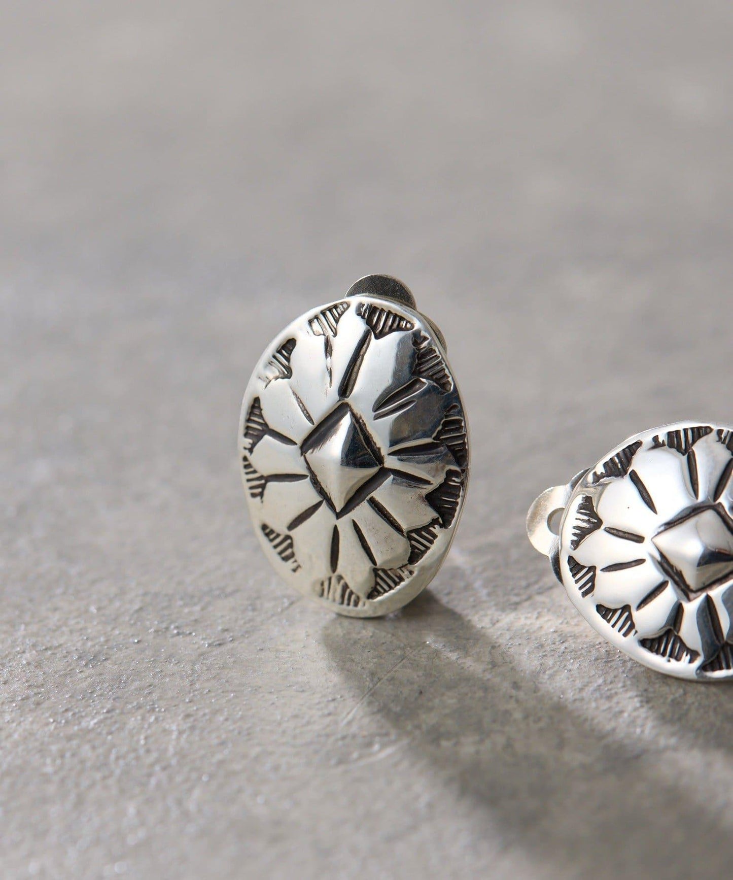 《スターリングシルバー使用》 壓印圓飾耳夾