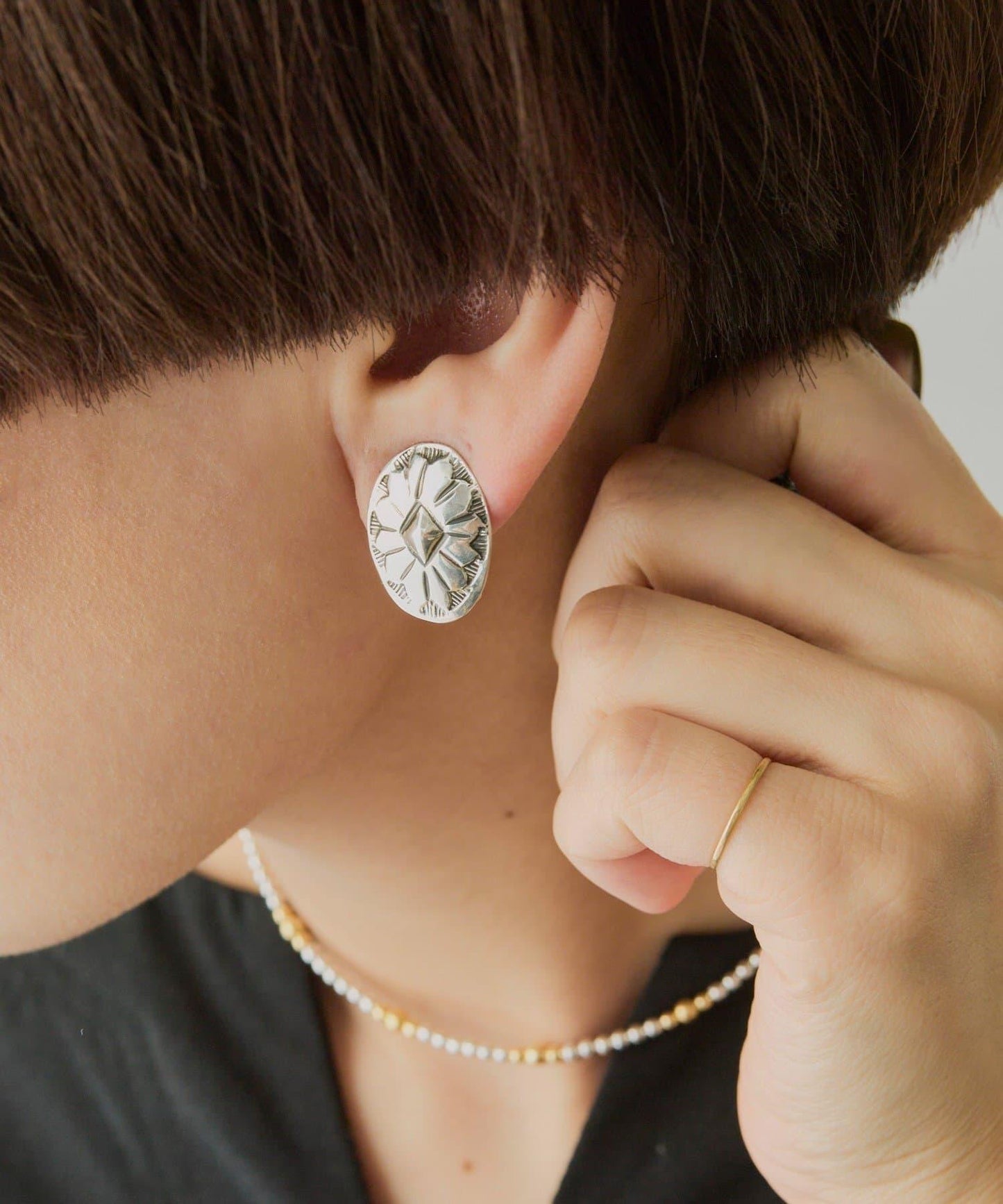 《スターリングシルバー使用》 壓印圓飾耳夾