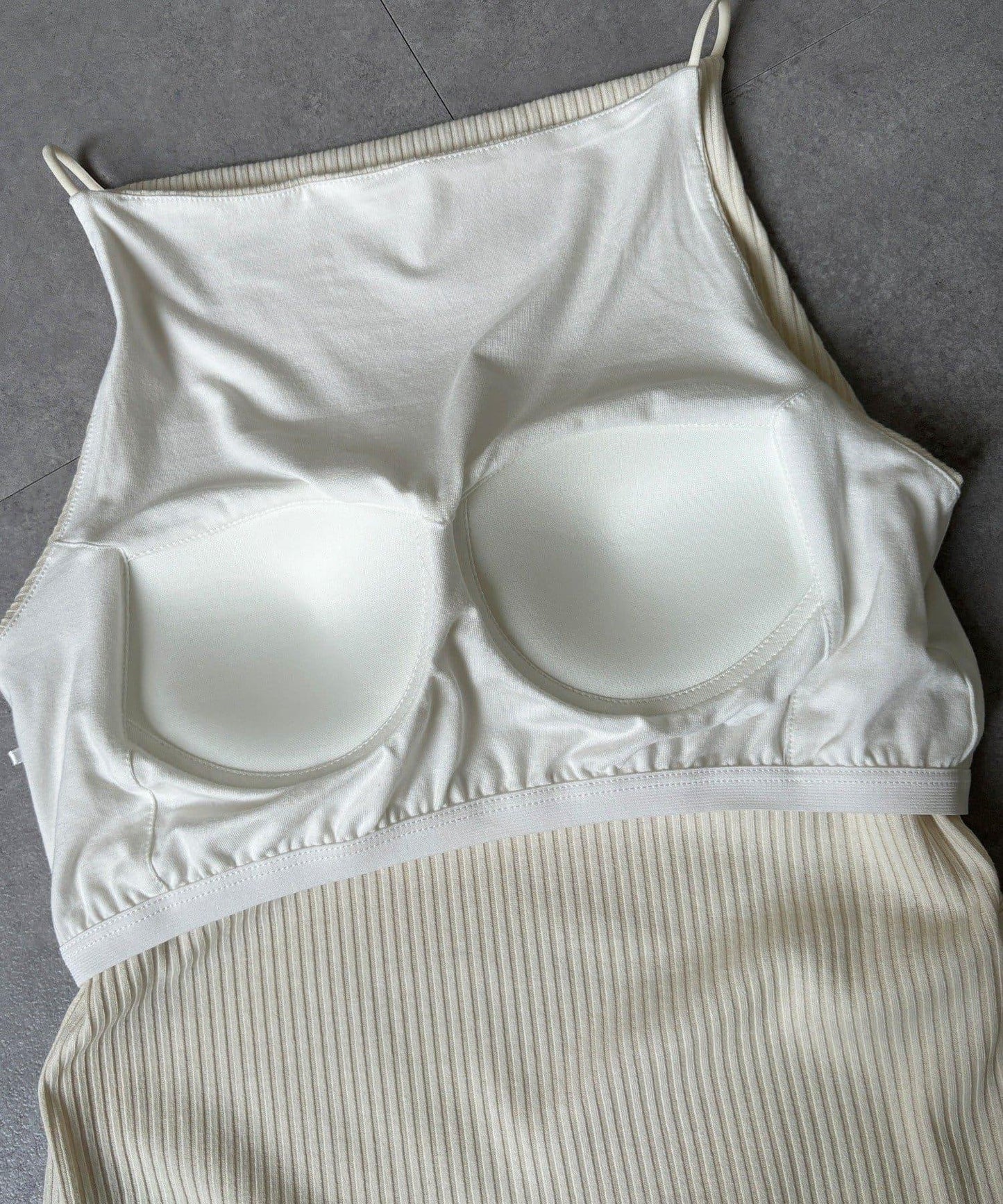 內置胸杯吊帶背心（款）